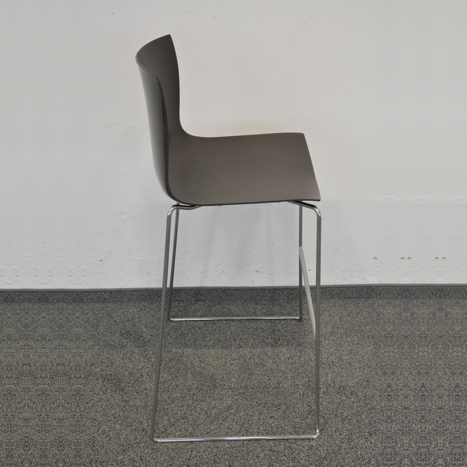Arper Catifa 46 Barhocker seitliche Ansicht