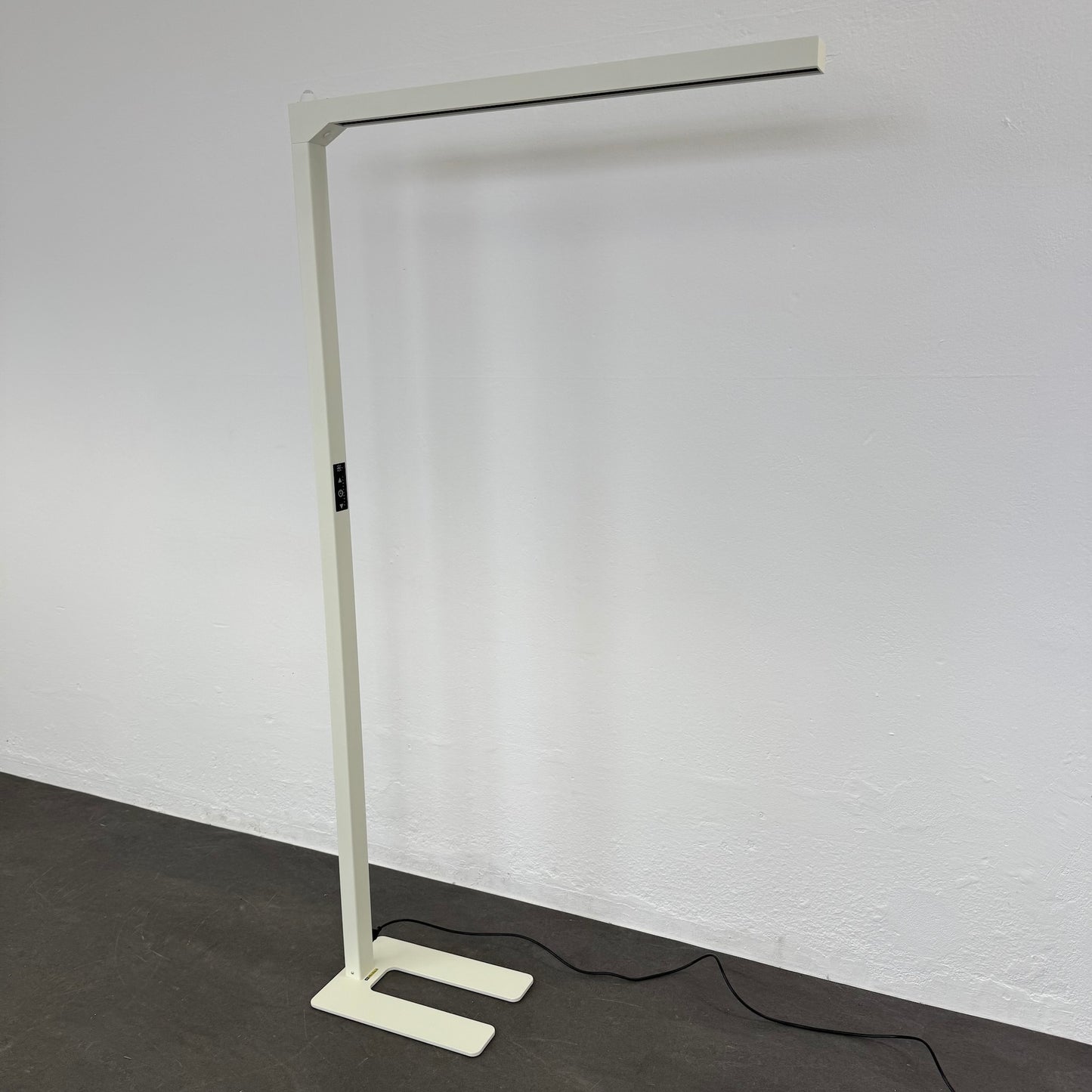 MyLight Slim LED Stehleuchte schräg von vorne - 6035365