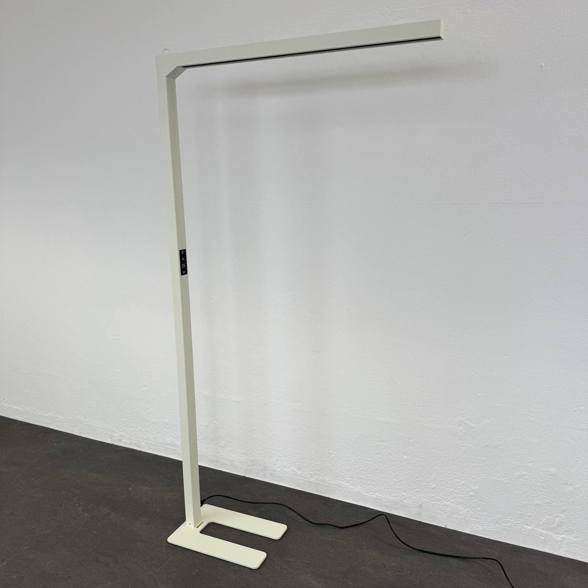 MyLight Slim LED Stehleuchte schräg von vorne - 6035365
