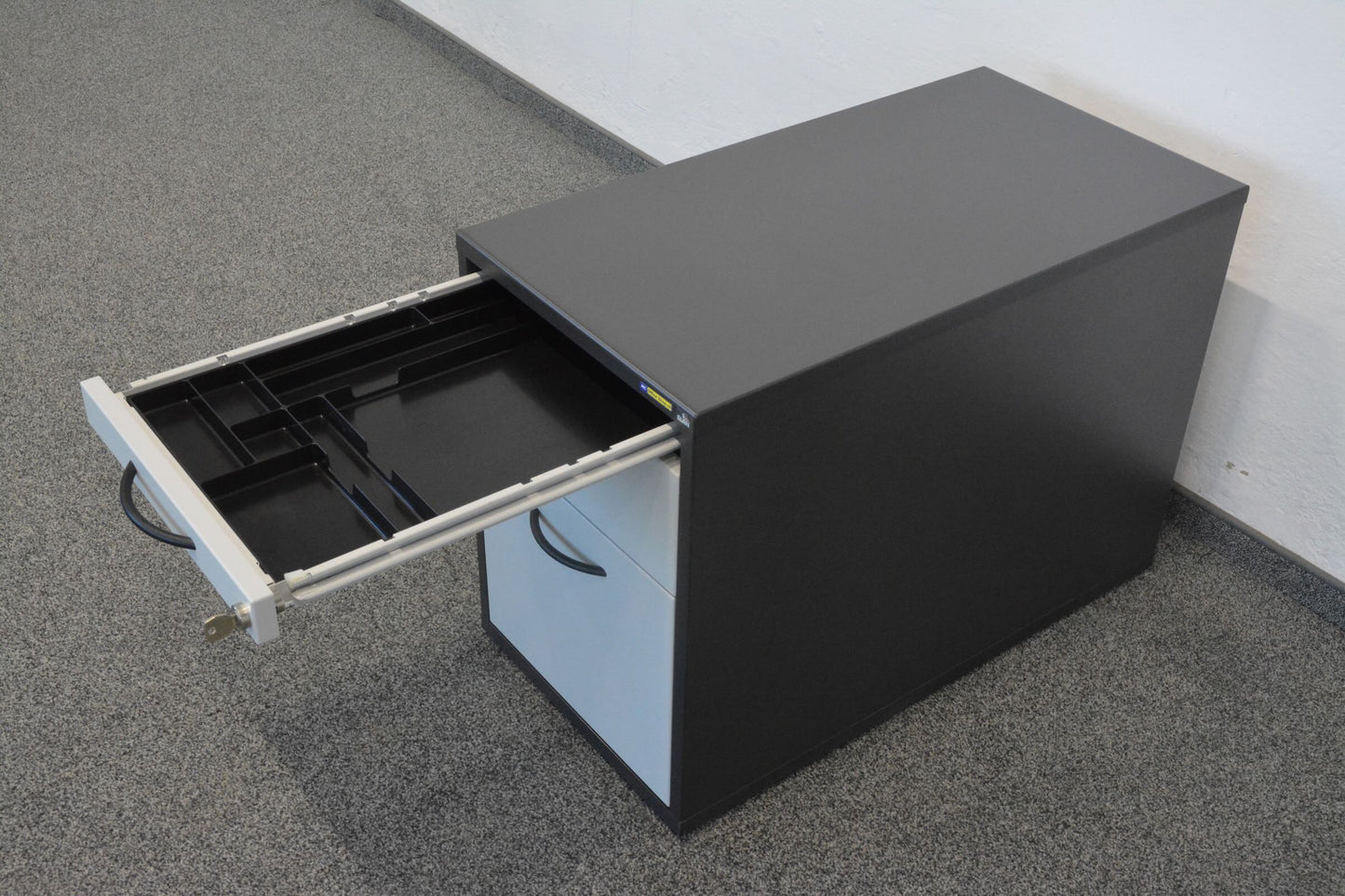 Elan Euroffice Unterstell-Korpus mit Materialschale offen
