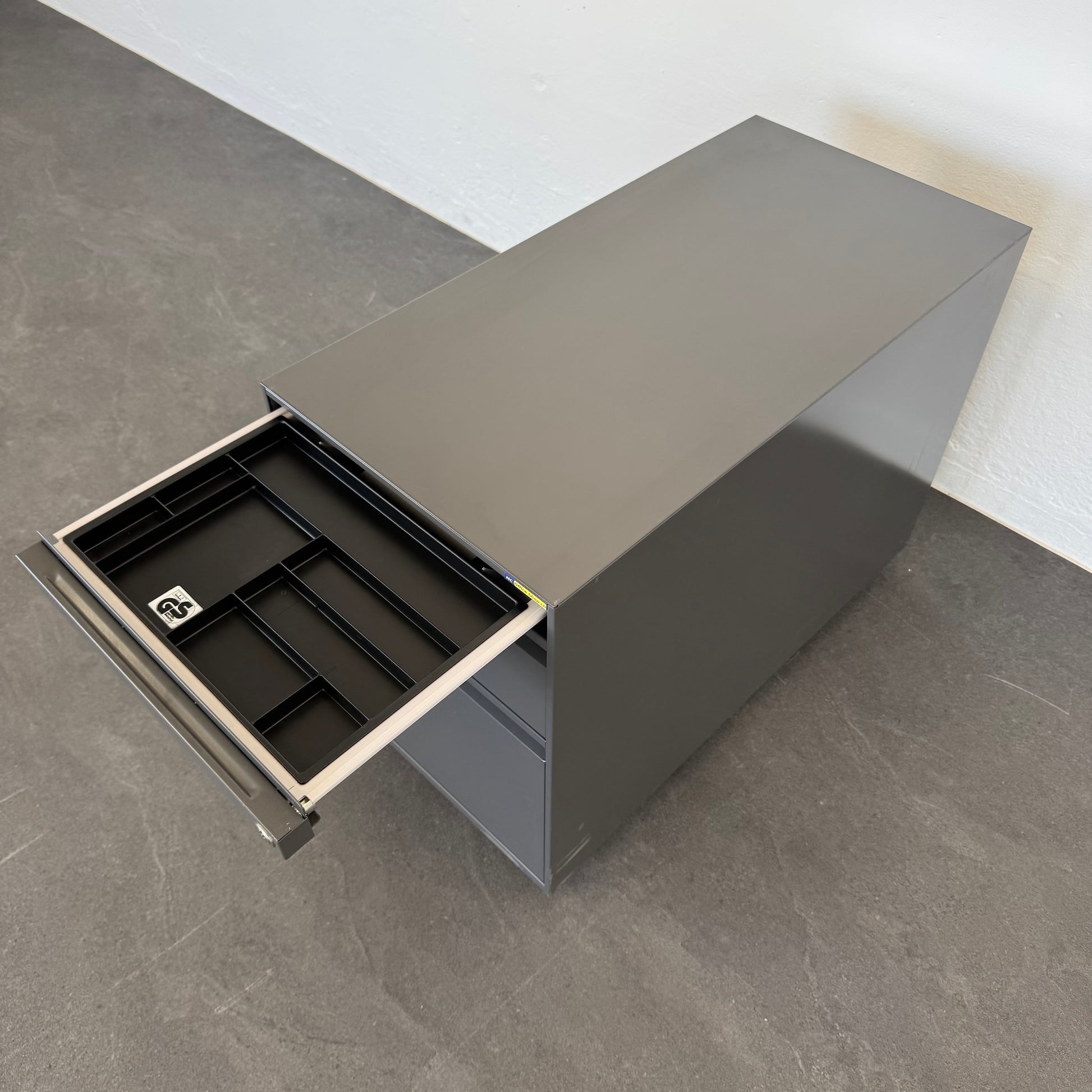 Lista Office Serie L Roll-Korpus mit Materialschublade offen