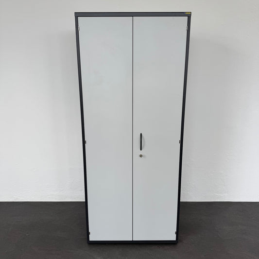 Elan Euroffice Flügeltür-Aktenschrank Spanplatte Anthrazit und Lichtgrau