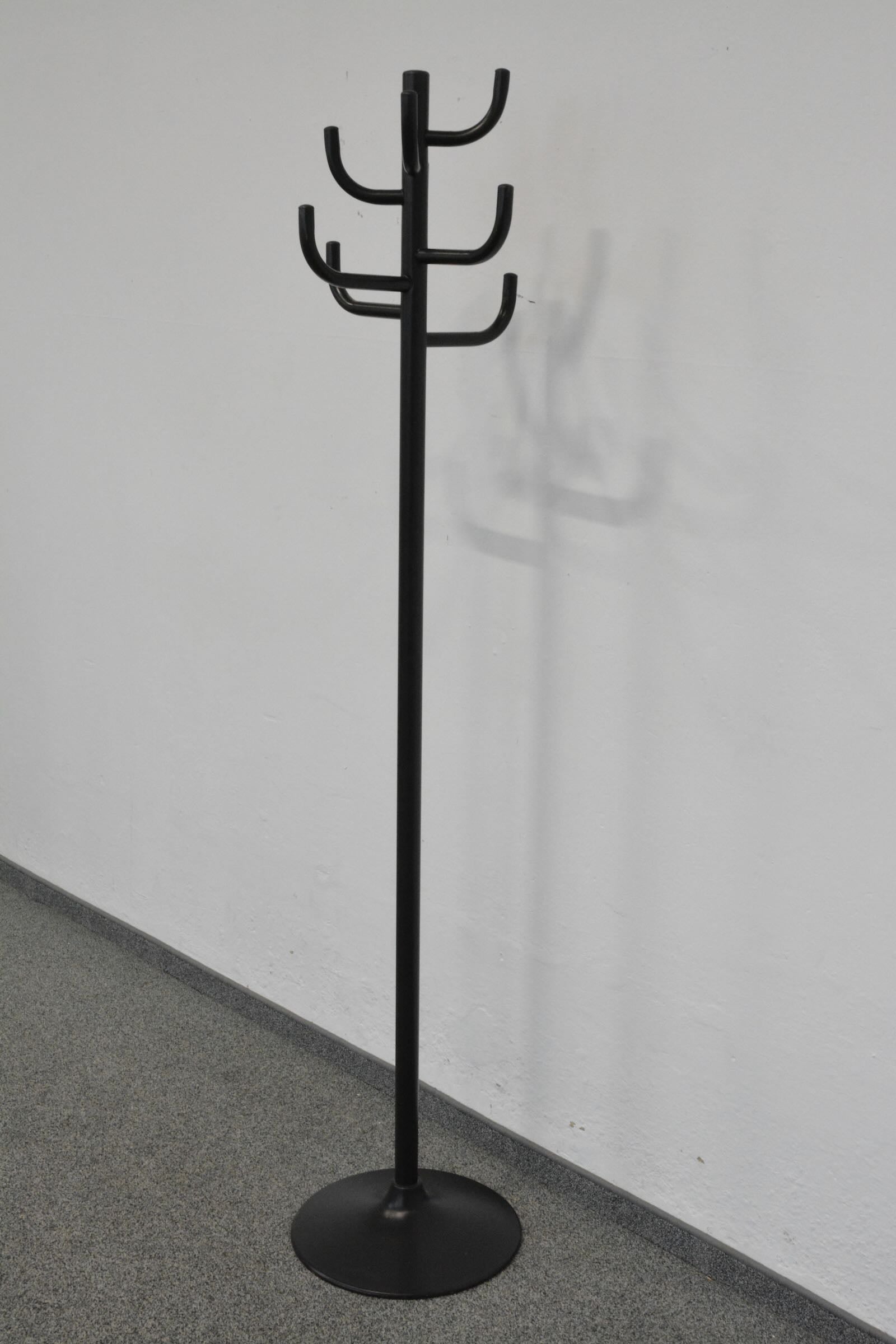 To Design Classic Garderobenständer Ansicht von der  Seite