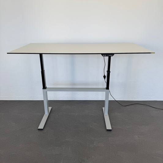 Lista Office LO Choice Sitz-Steh-Schreibtisch mit Vollkern HPL Tischplatte in Kieselgrau