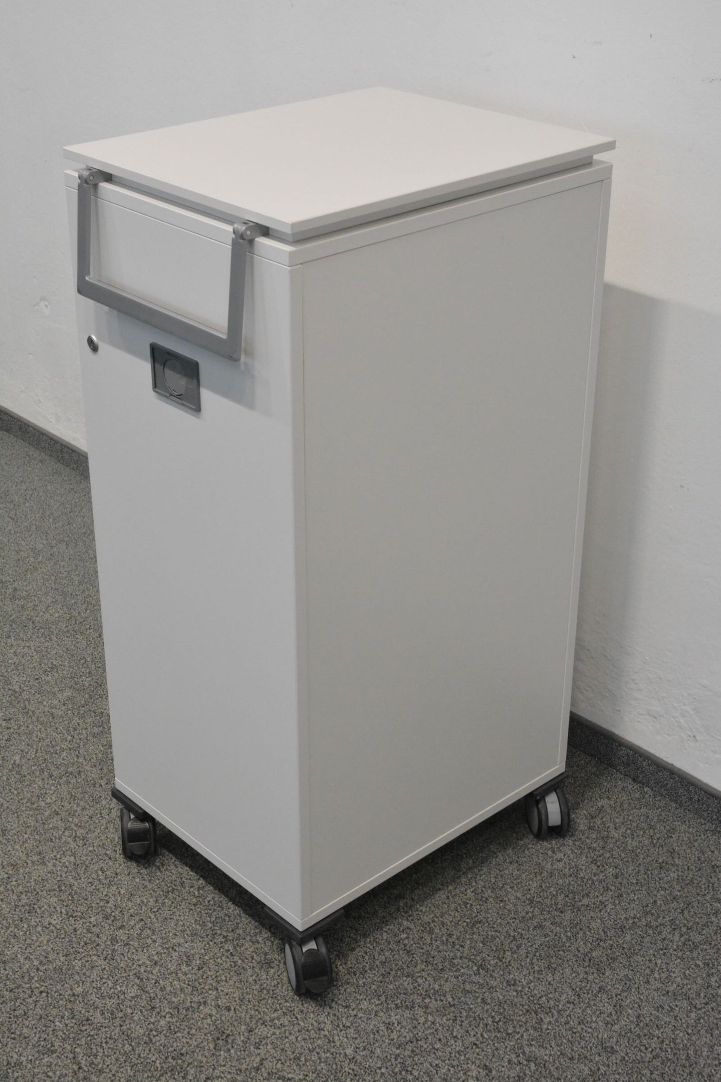 Steelcase Share It Roll-Caddy von hinten