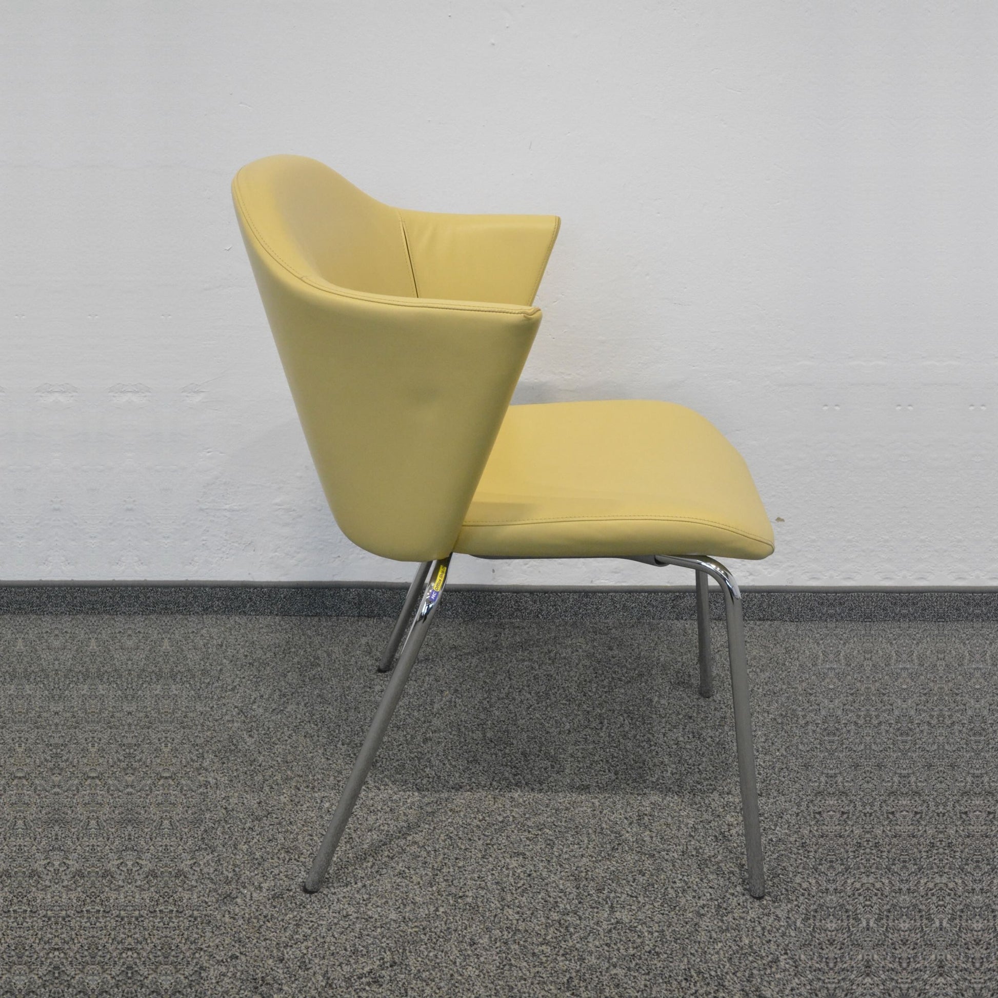 Italdesign Café Lounge-Sessel seitliche Ansicht