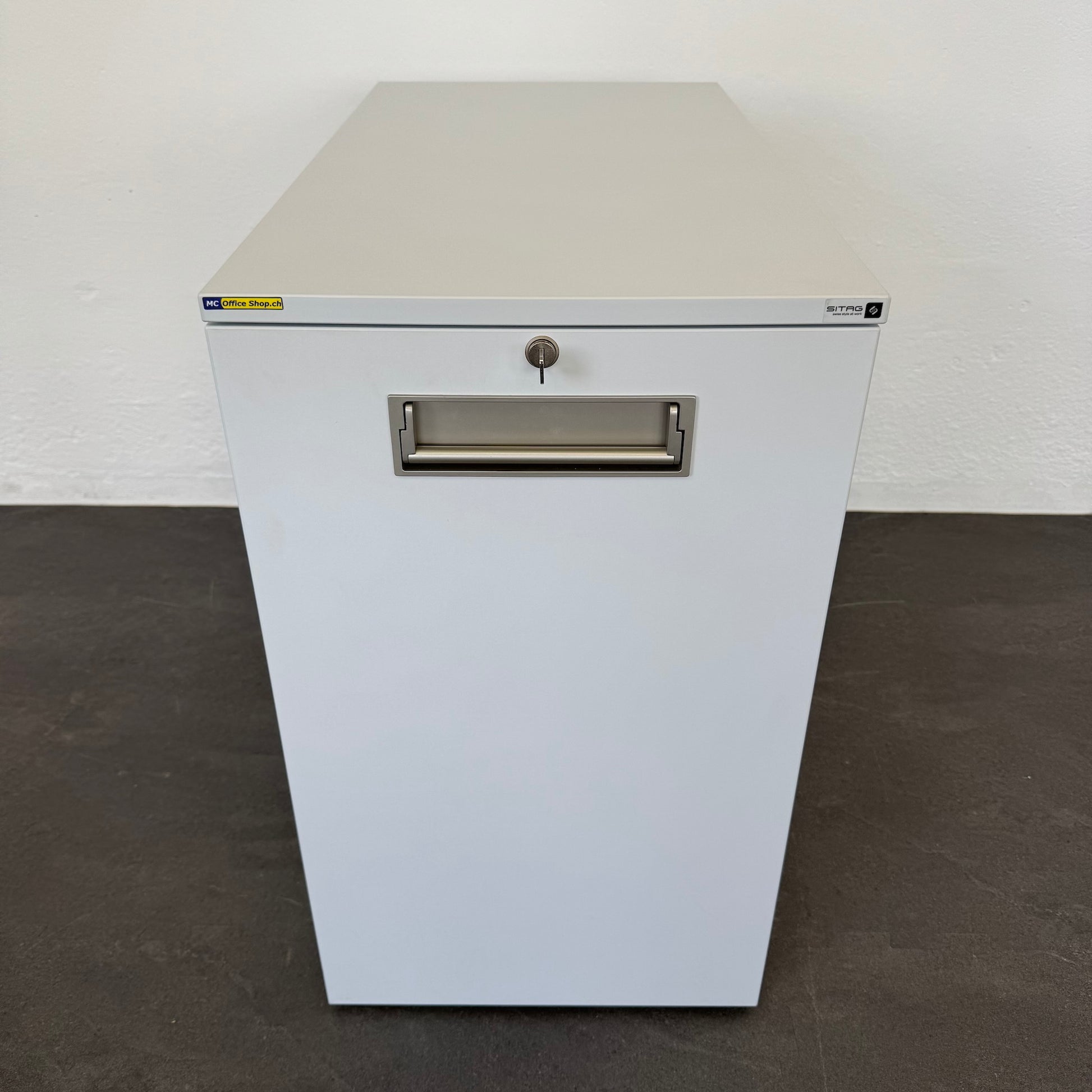 Sitag Apothekerschrank Spanplatte weiss geschlossen von vorne