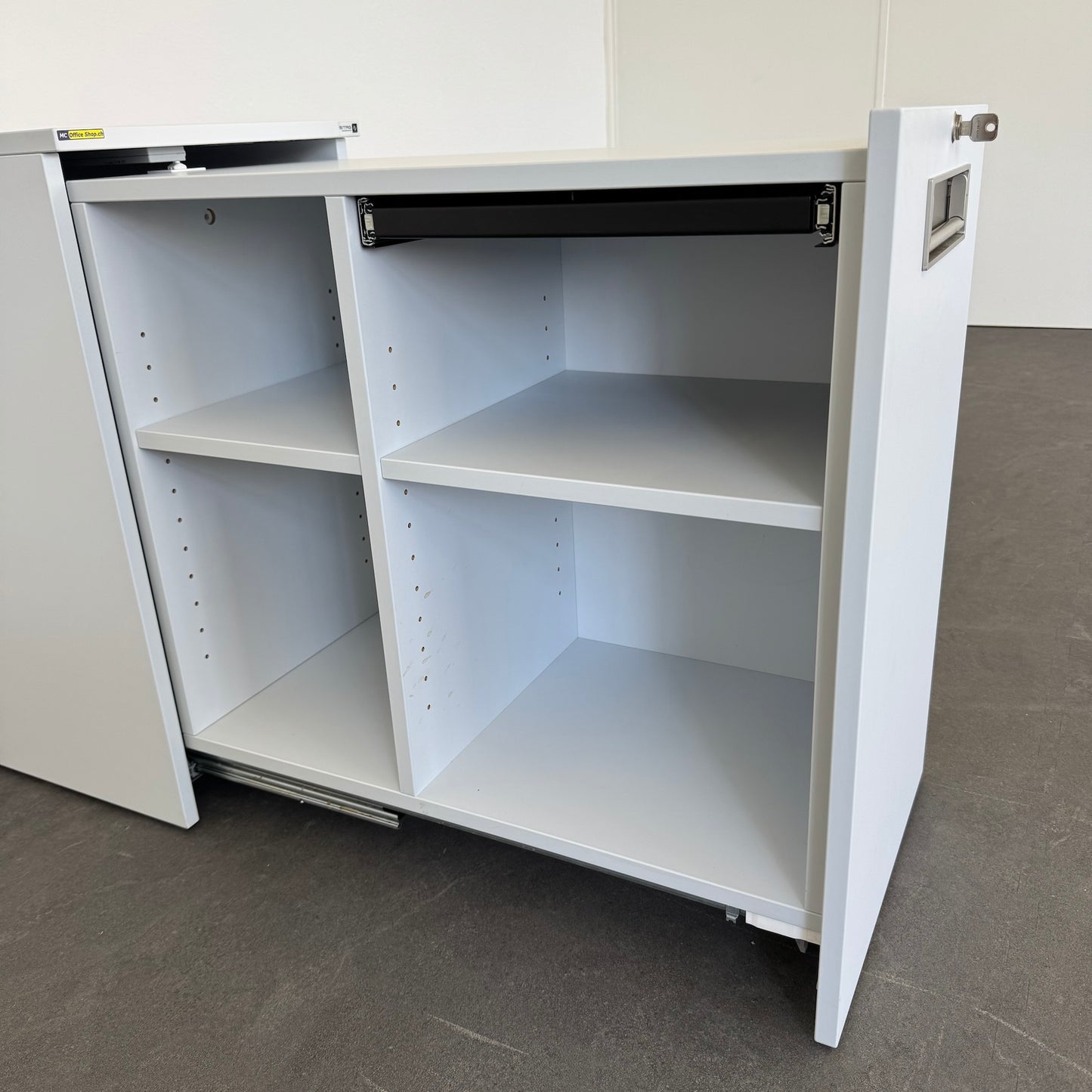 Sitag Apothekerschrank Spanplatte weiss geschlossen von rechts