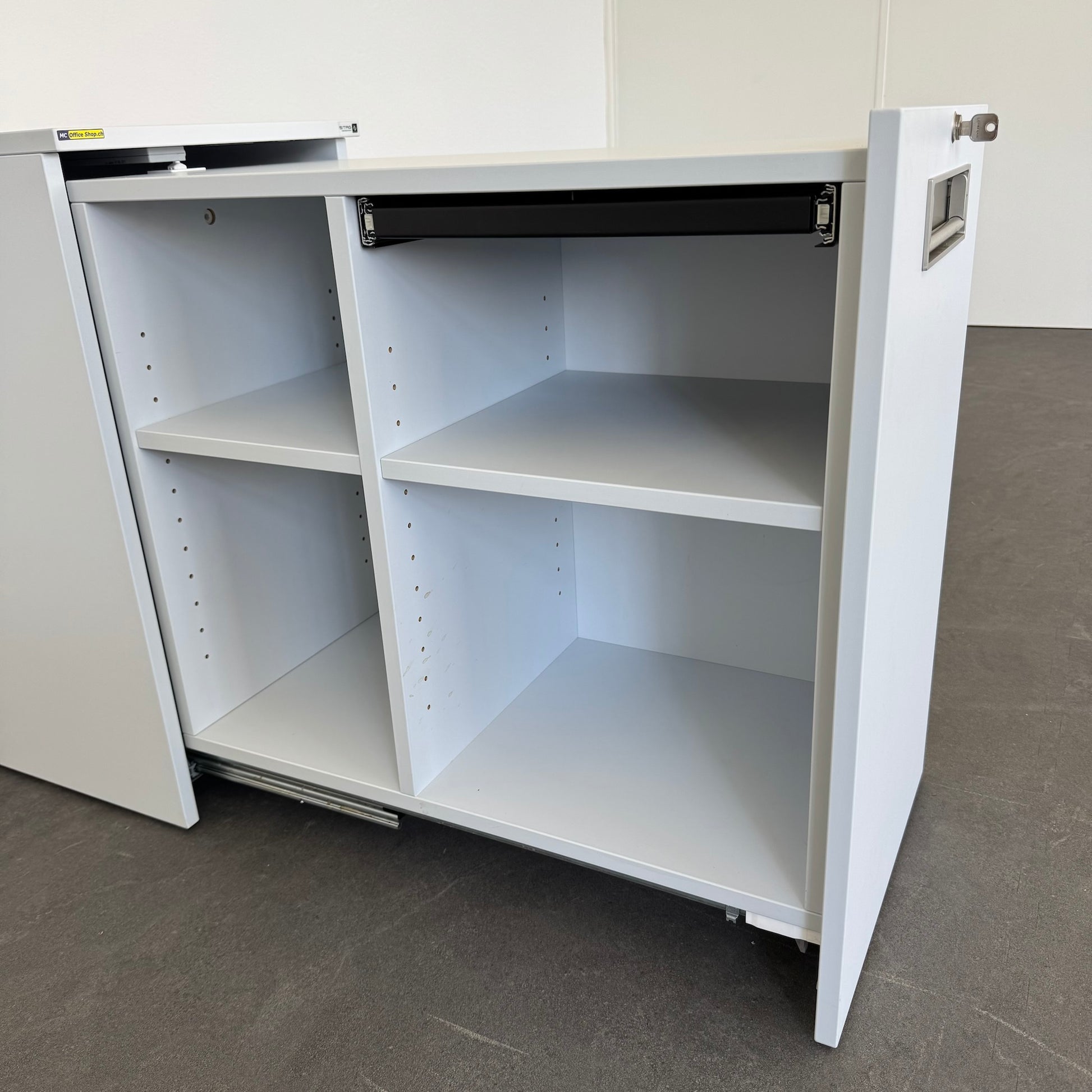 Sitag Apothekerschrank Spanplatte weiss geschlossen von rechts