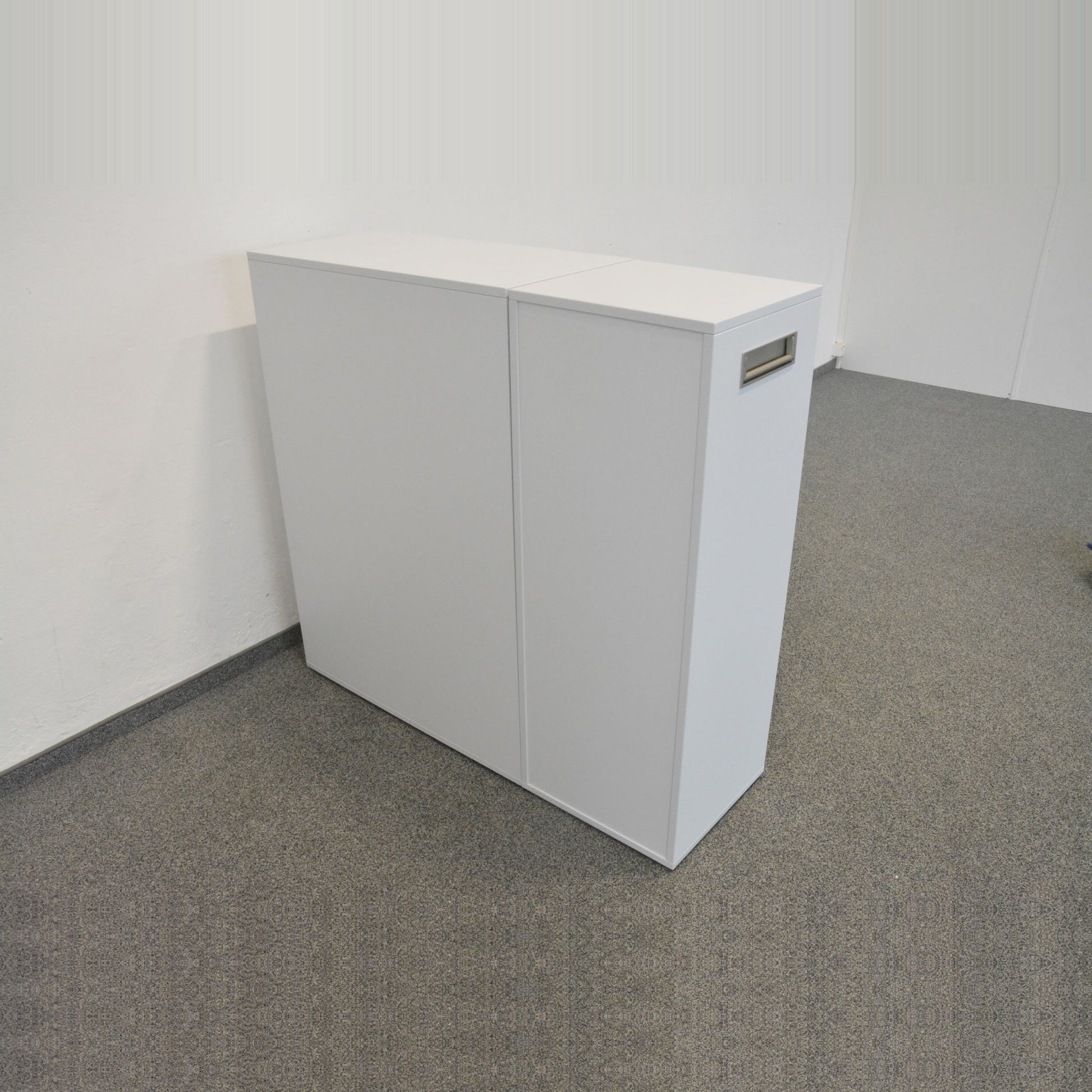 Sitag OrgaTower Apothekerschrank geschlossen von links