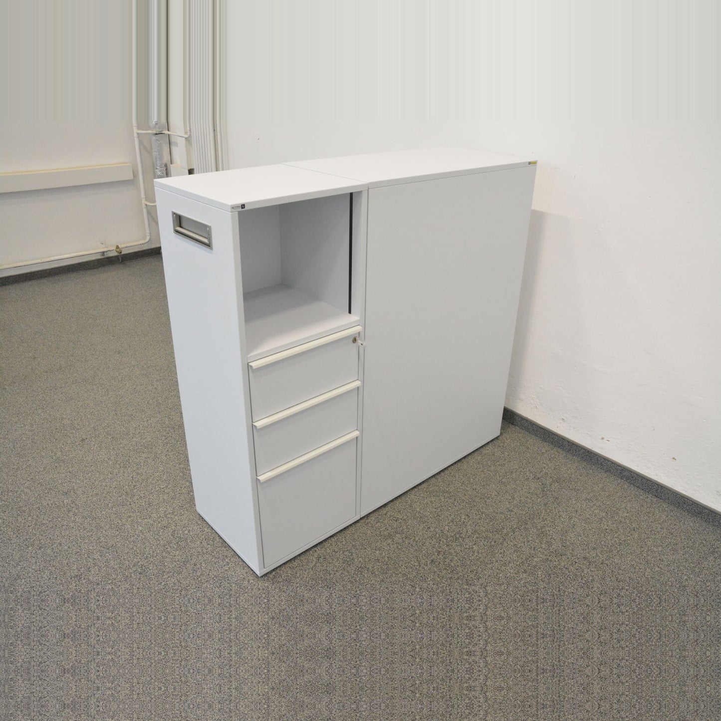 Sitag OrgaTower Apothekerschrank geschlossen von rechts