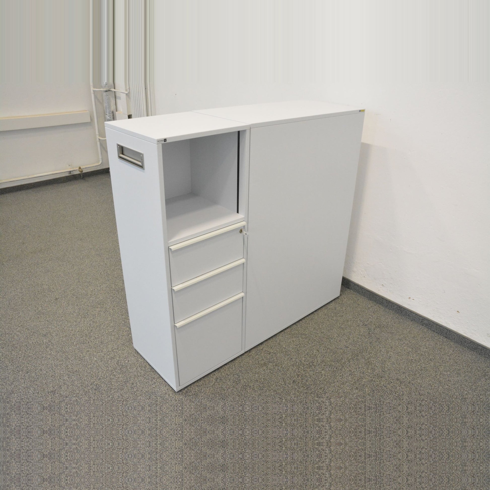 Sitag OrgaTower Apothekerschrank geschlossen von rechts