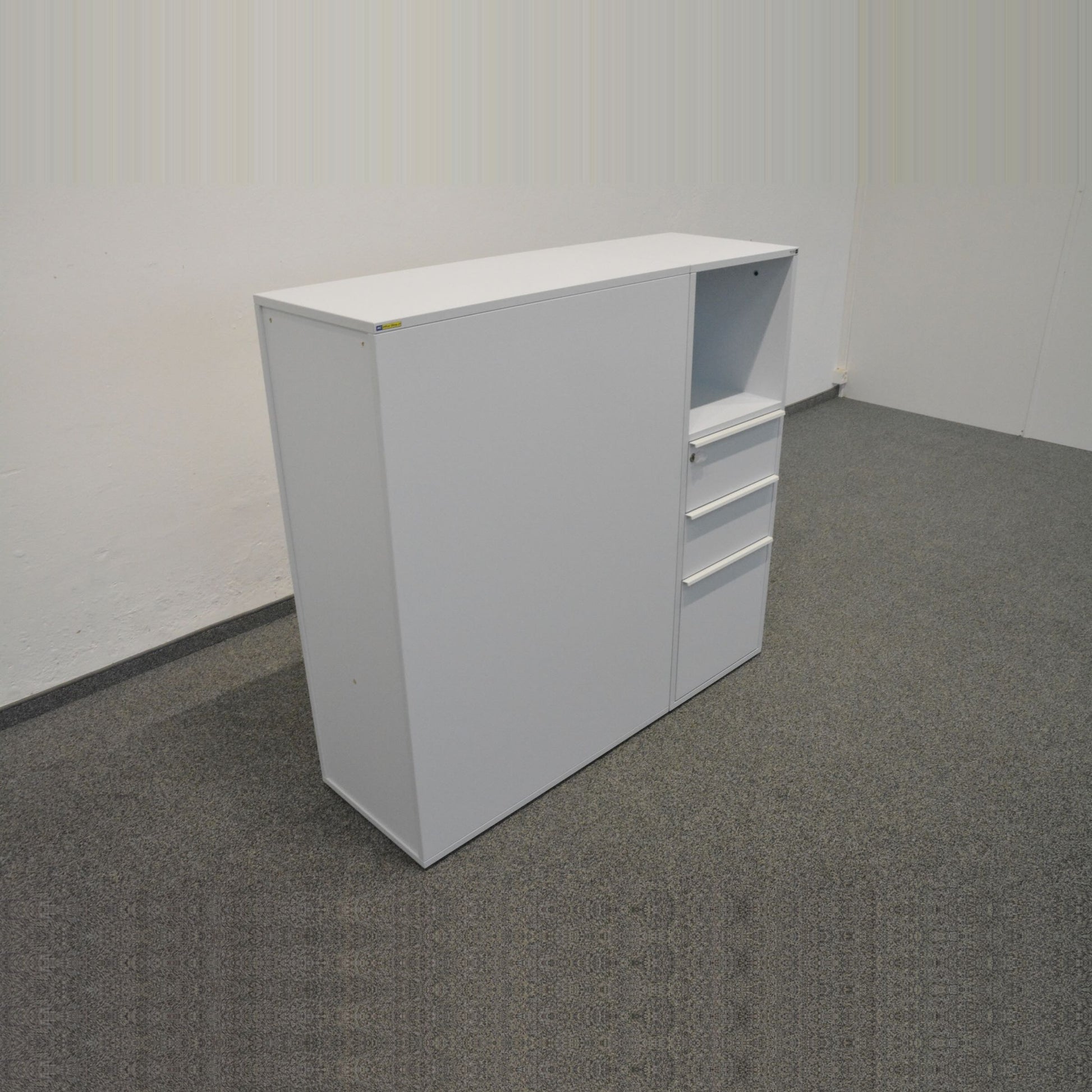 Sitag OrgaTower Apothekerschrank geschlossen von links