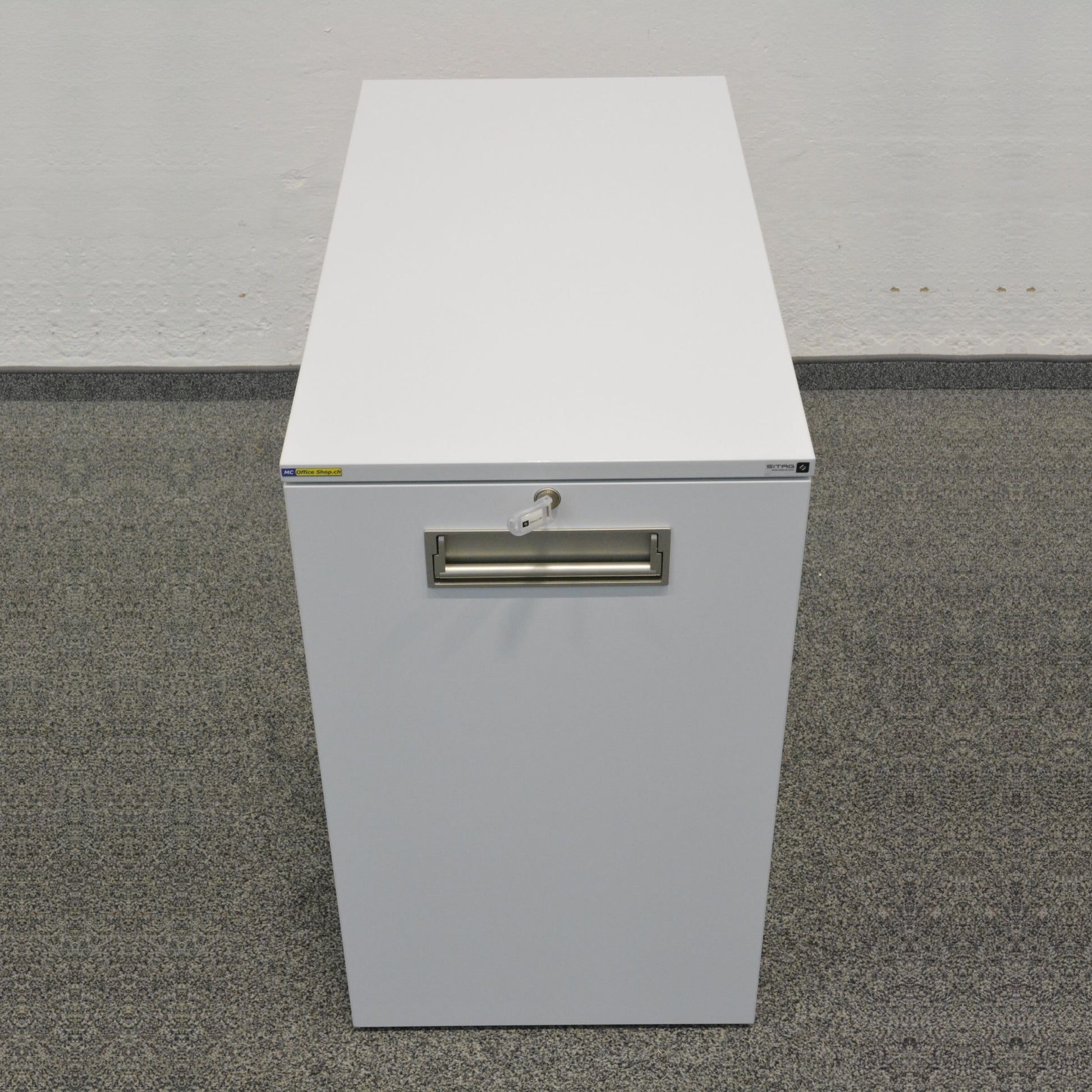Sitag Apothekerschrank Spanplatte weiss geschlossen von vorne
