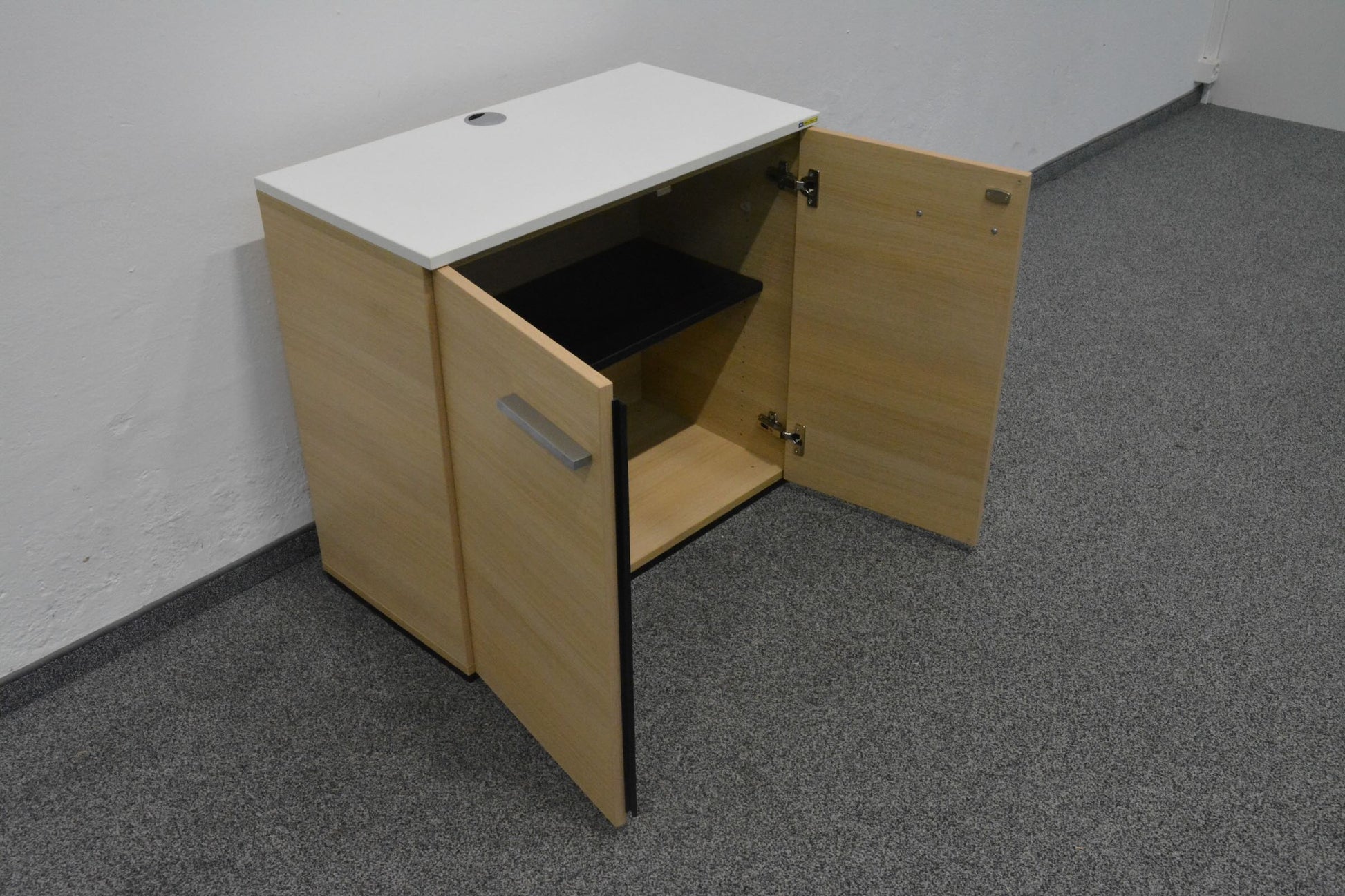 Echo Flügeltür-Aktenschrank von der Seite mit geöffneten Türen