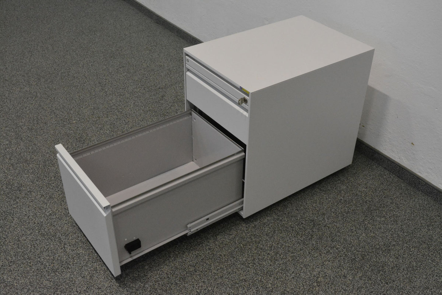 Lista Office Serie L Roll-Korpus mit HR-Auszug offen