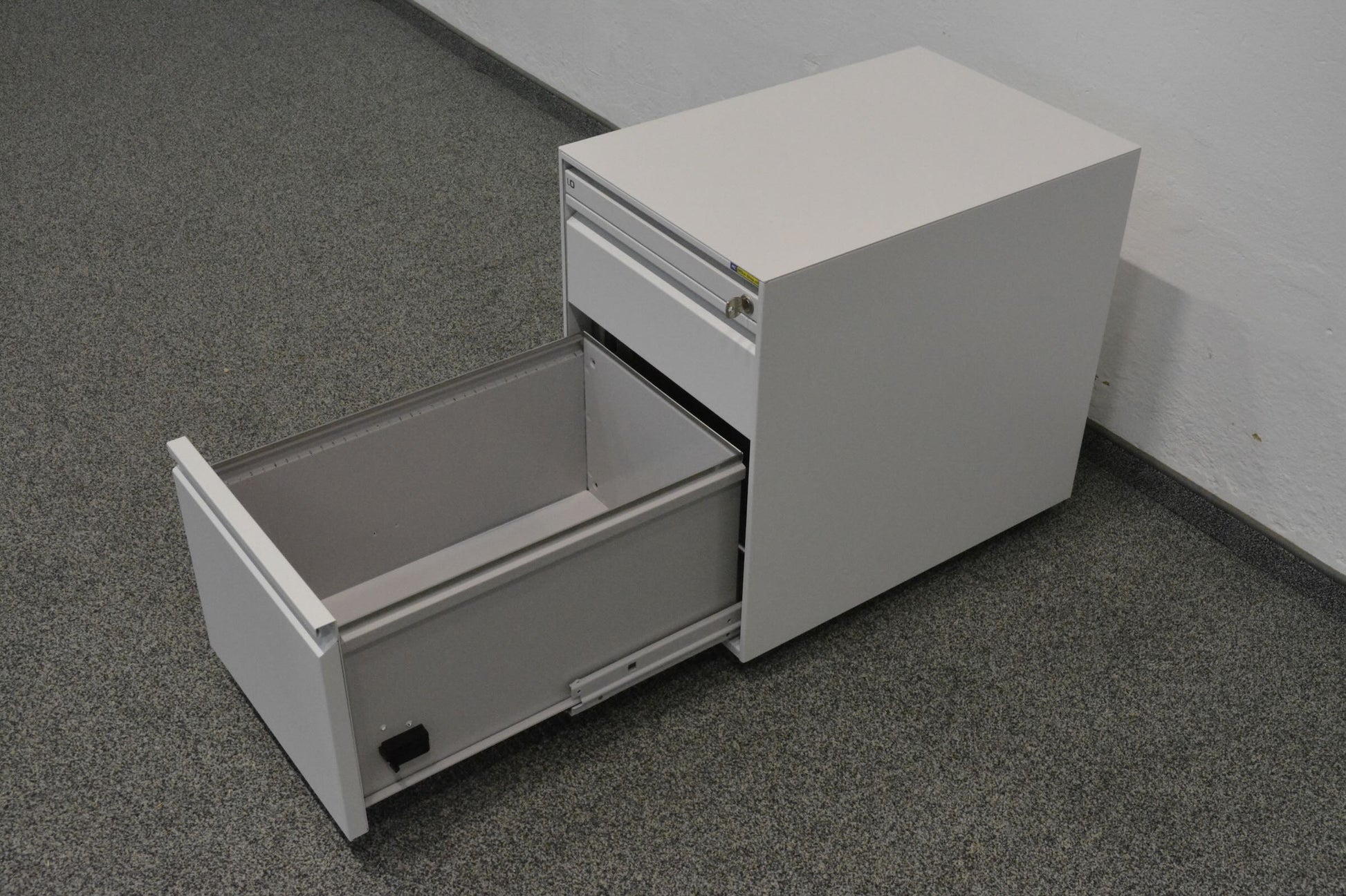 Lista Office Serie L Roll-Korpus mit HR-Auszug offen