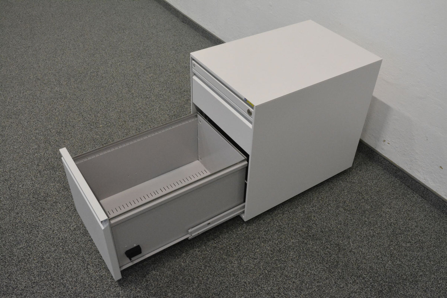Lista Office Serie L Roll-Korpus mit HR-Auszug offen