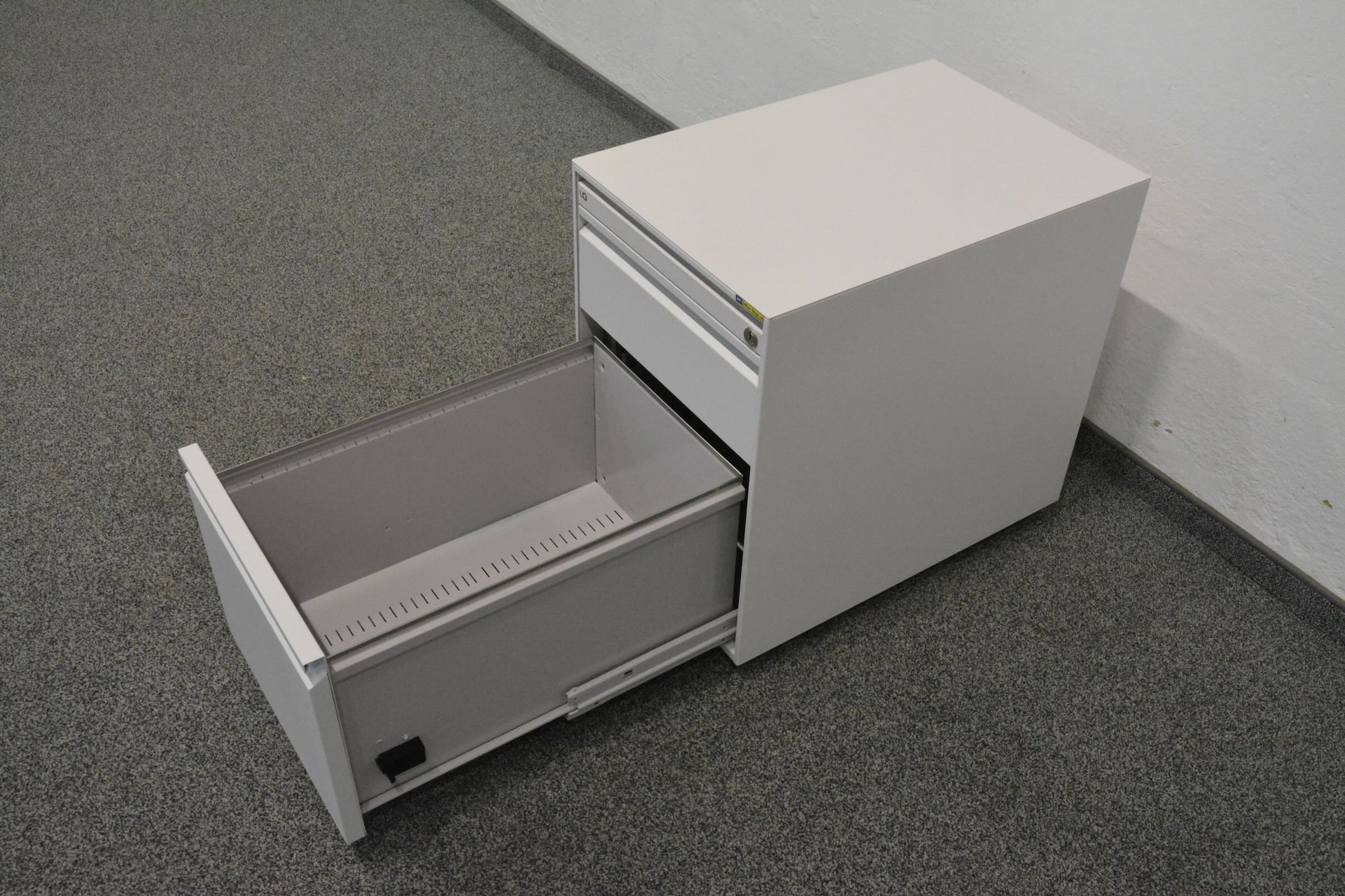 Lista Office Serie L Roll-Korpus mit HR-Auszug offen