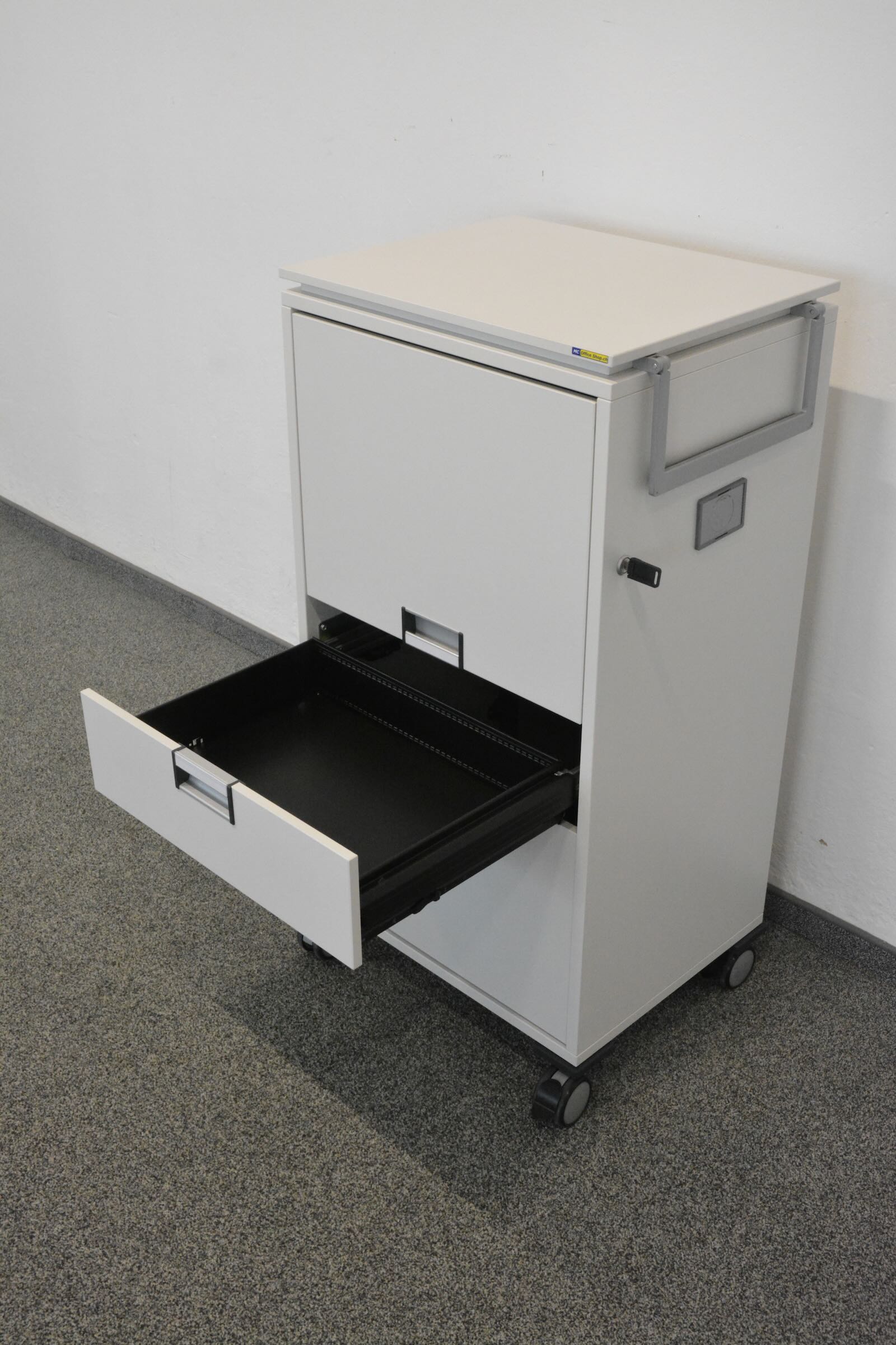 Steelcase Share It Roll-Caddy mit  Breitschublade offen