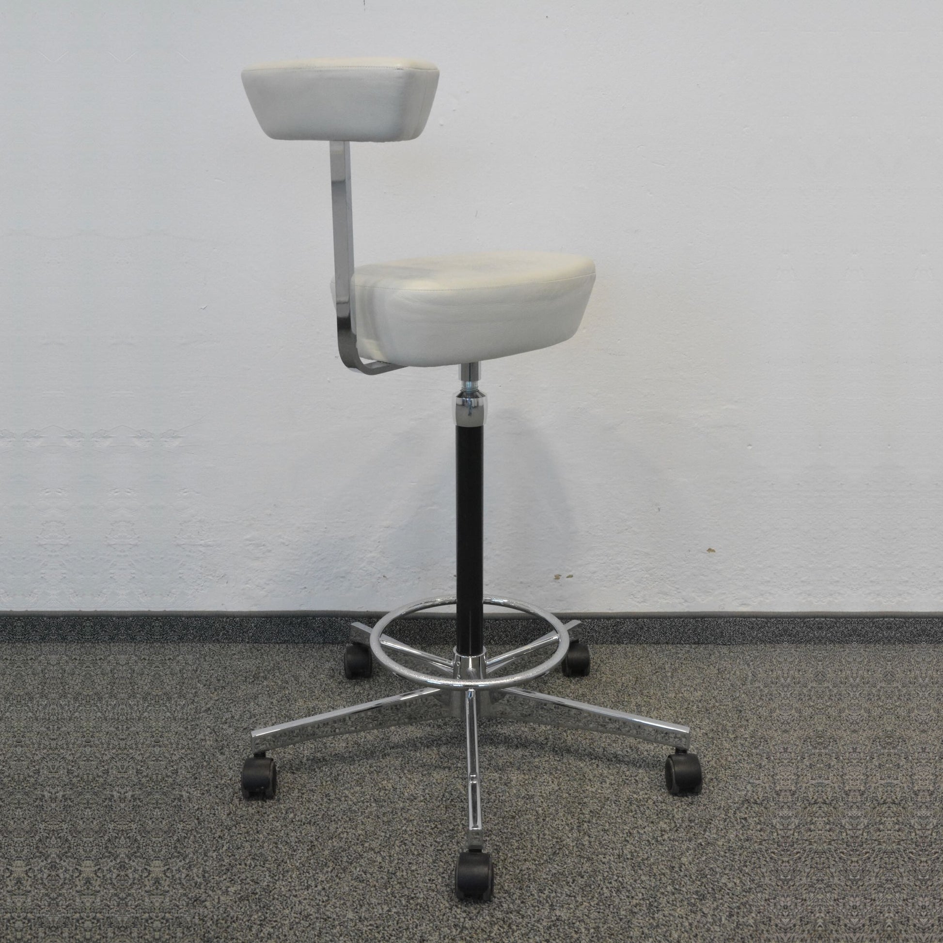 Vitra Nelson Perch Arbeitsstuhl mit Armstütze von schräg hinten
