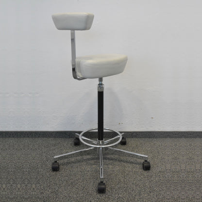 Vitra Nelson Perch Arbeitsstuhl mit Armstütze von schräg hinten - 6036306