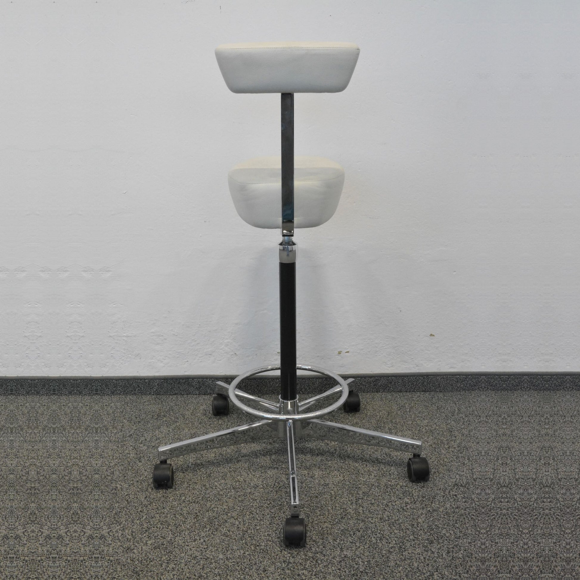 Vitra Nelson Perch Arbeitsstuhl mit Armstütze von hinten