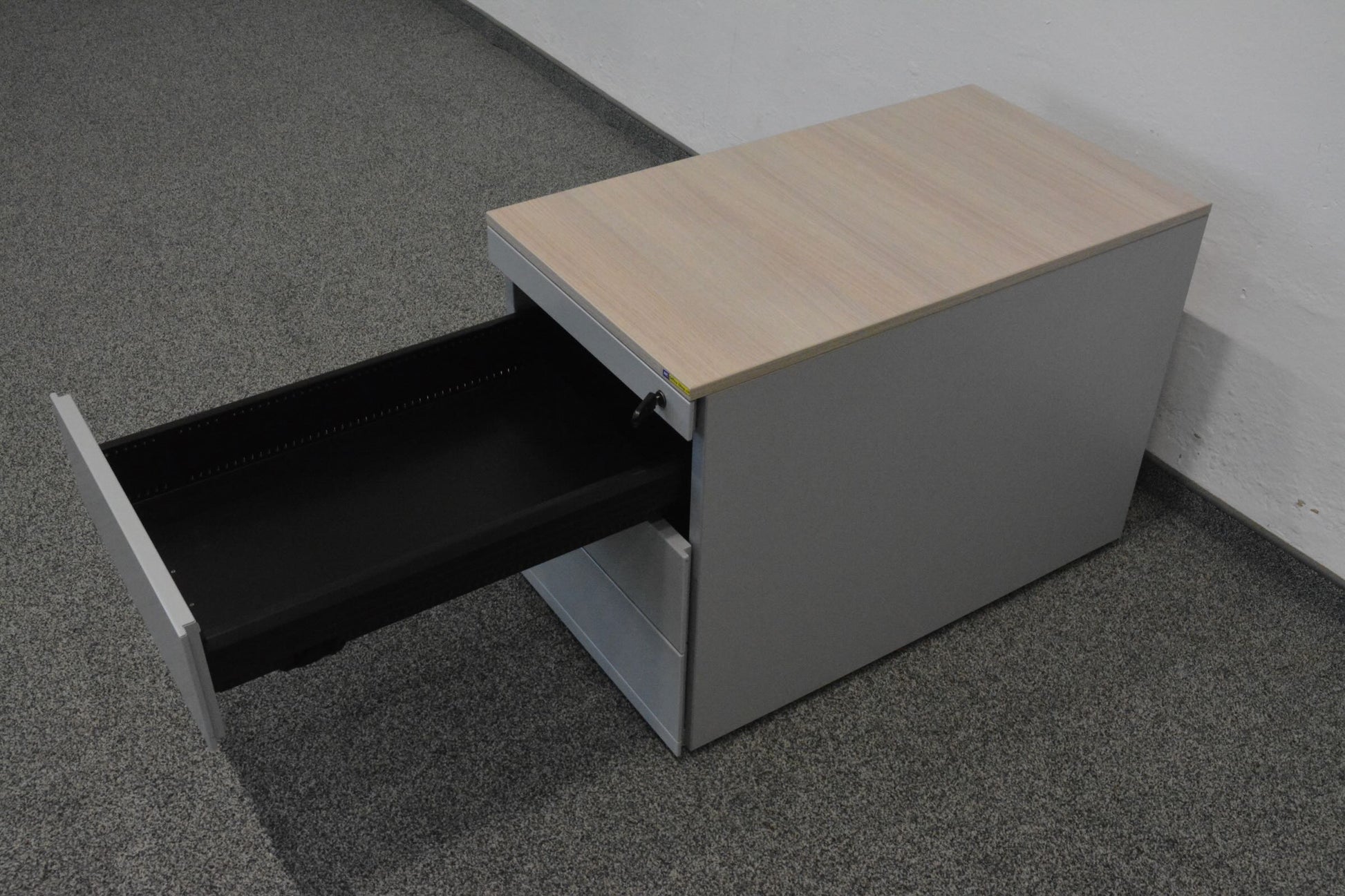 Steelcase Tenaro Roll-Korpus mit Schublade oben offen