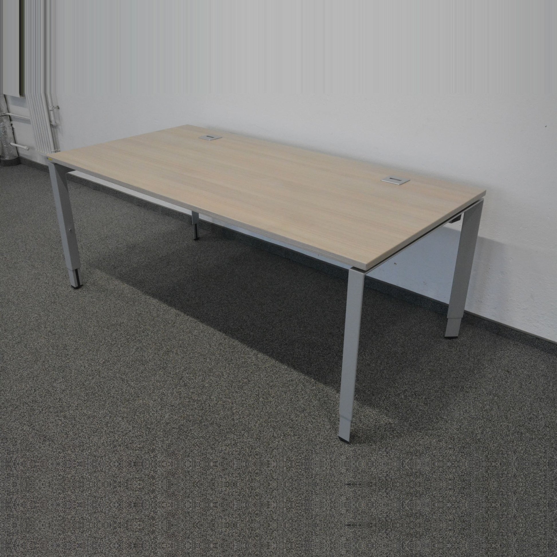 Steelcase Frame One Schreibtisch mechanisch höhenverstellbar von 680-760mm