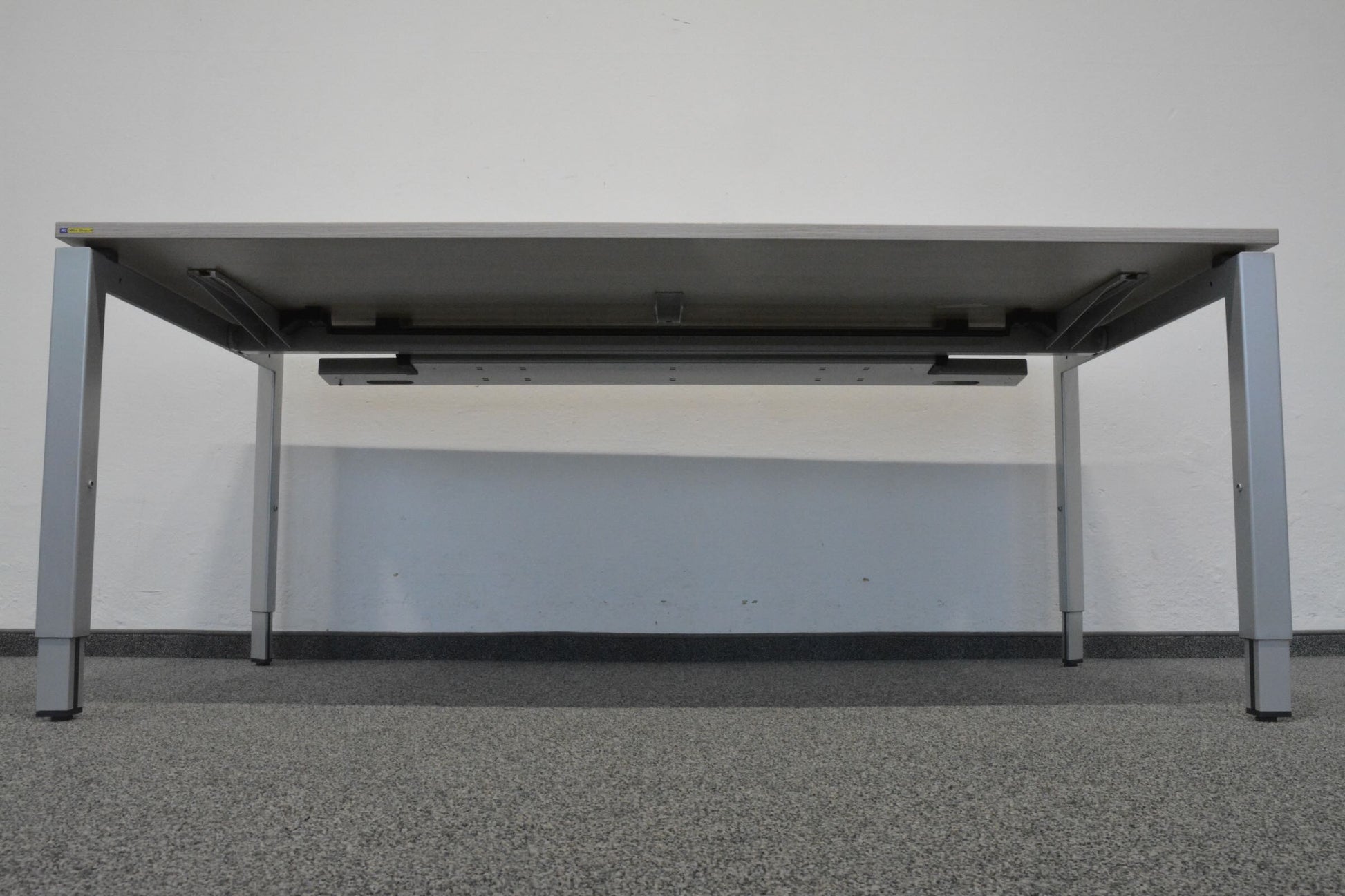 Steelcase Frame One Schreibtisch von unten