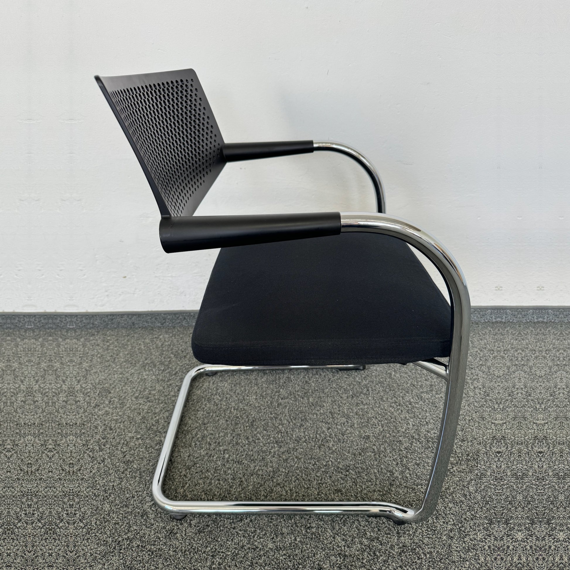 Vitra Visavis 2 Freischwinger mit Rückenschale Schwarz