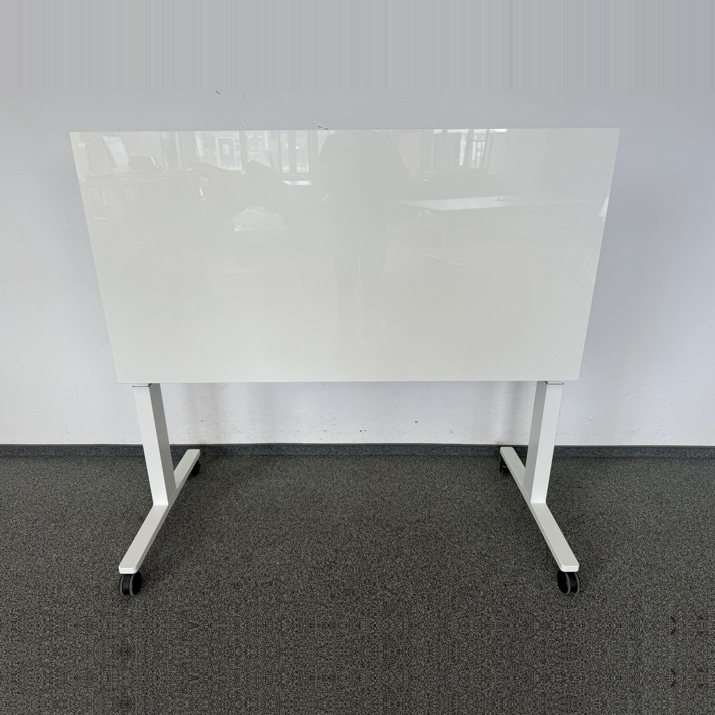 Winea Flow Sitz-Steh Sitzungstisch kann als Whiteboard genutzt werden