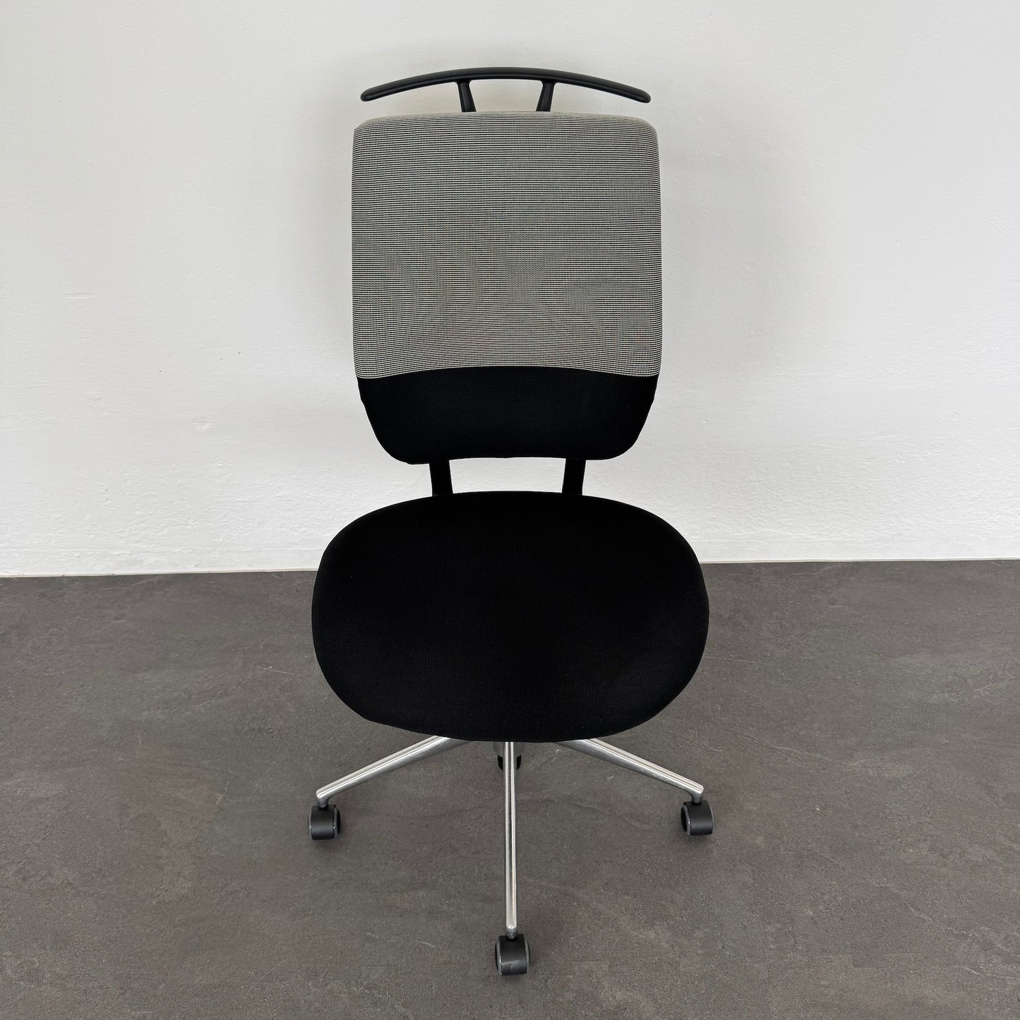 Vitra Oson Chair Bürodrehstuhl Stoffbezug Schwarz und Grau