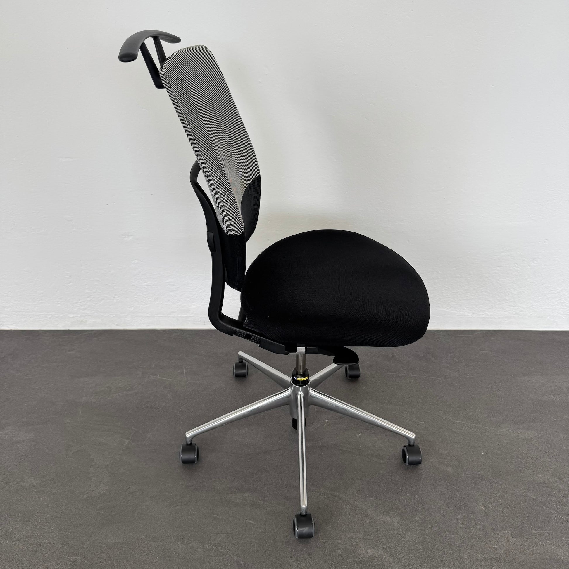 Vitra Oson Chair Bürodrehstuhl mit Kleiderbügel
