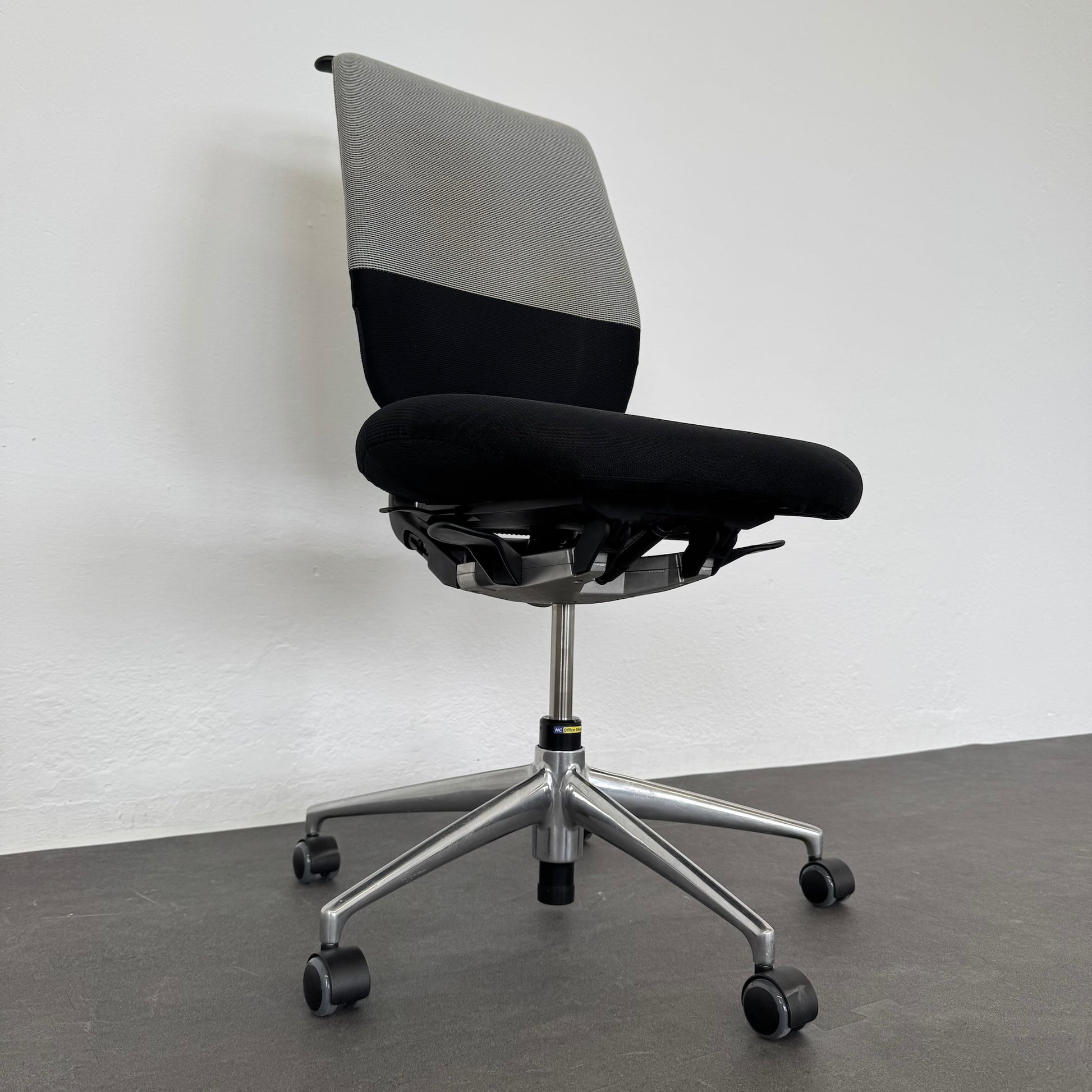 Vitra Oson Chair Bürodrehstuhl Ansicht Stuhlmechanik von links