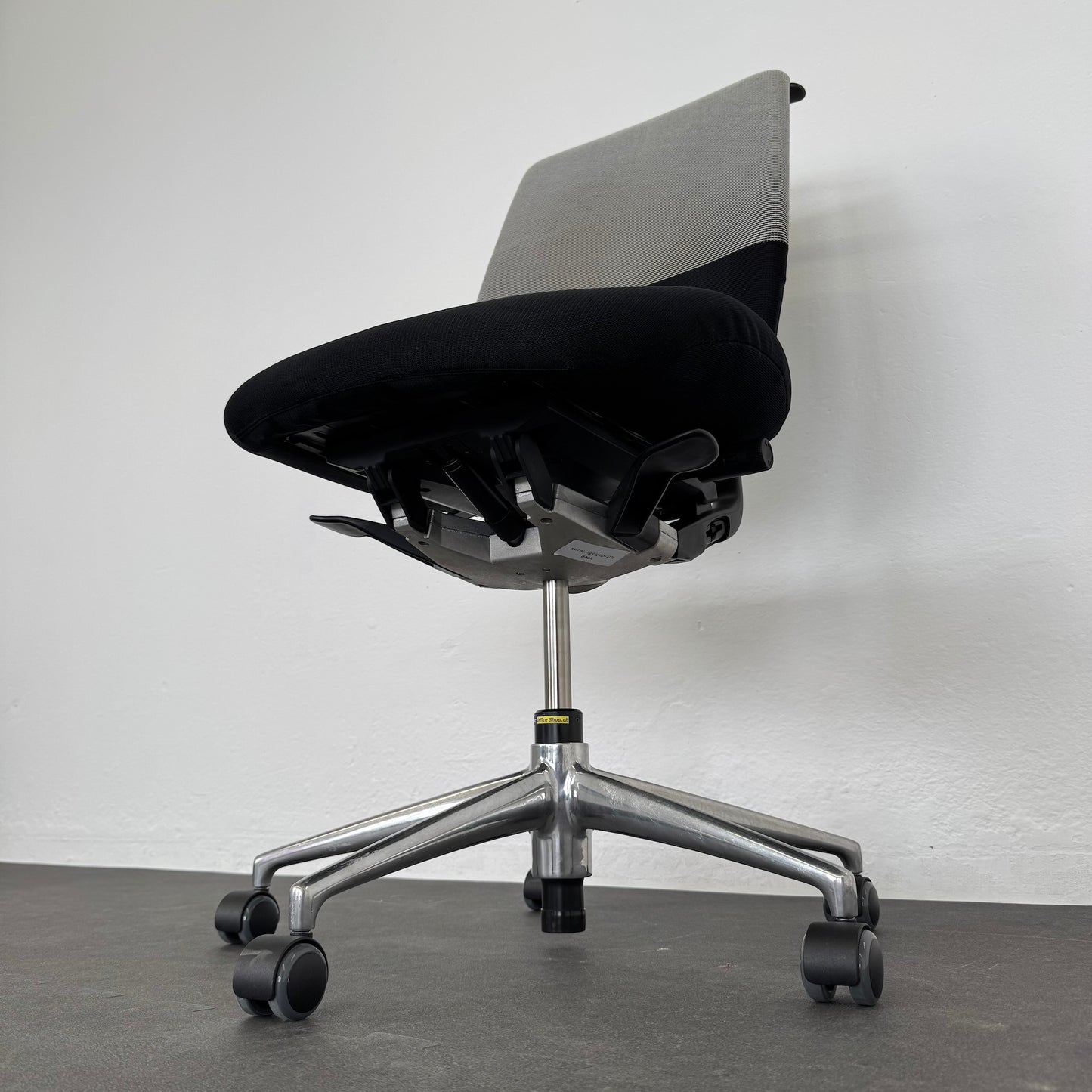 Vitra Oson Chair Bürodrehstuhl Ansicht Stuhlmechanik von rechts