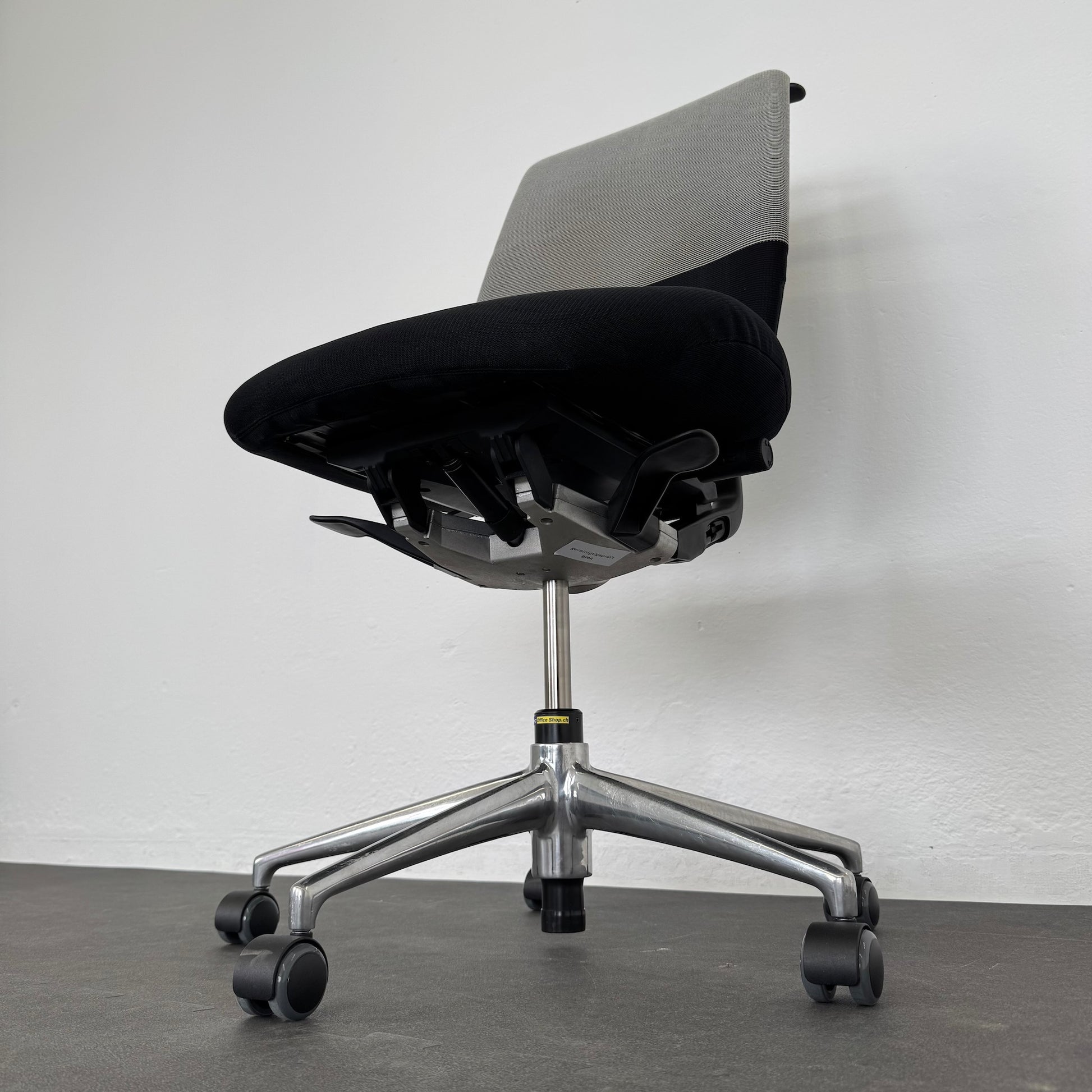 Vitra Oson Chair Bürodrehstuhl Ansicht Stuhlmechanik von rechts