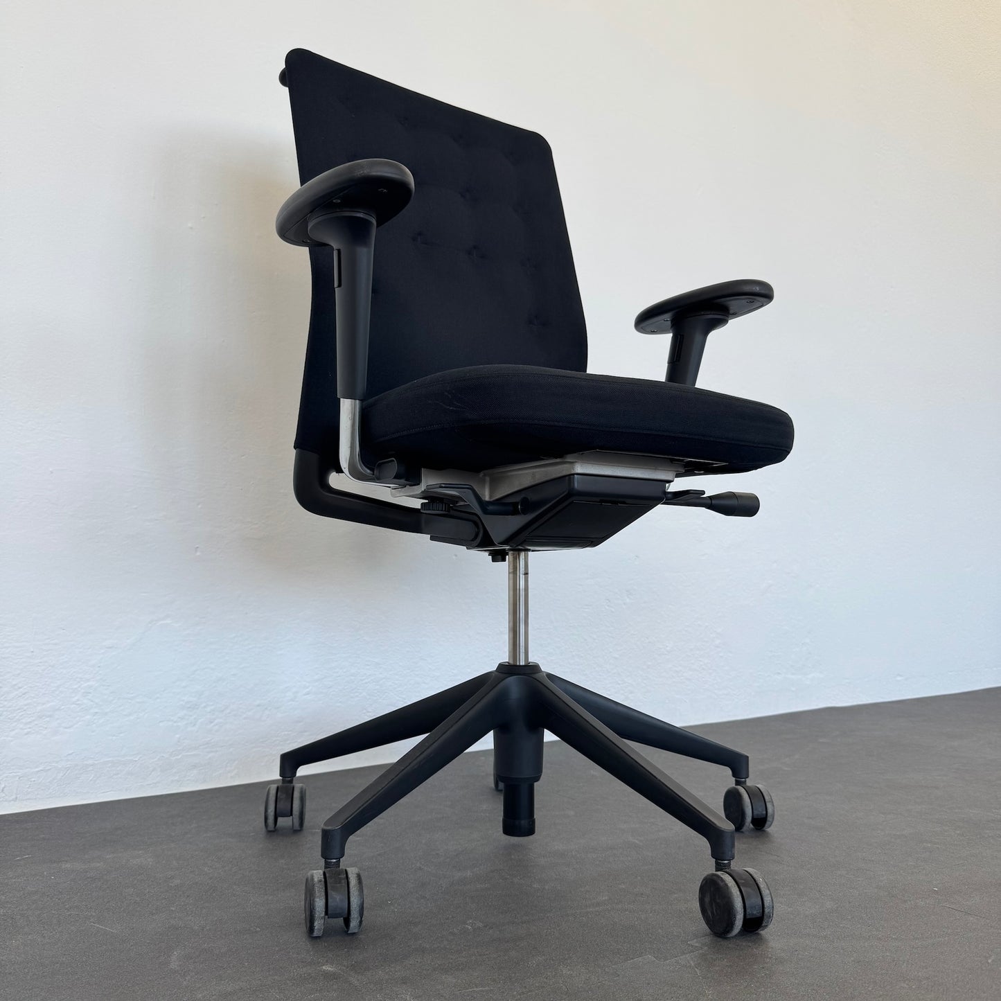 Vitra ID Trim Bürodrehstuhl Detailfoto Fusskreuz