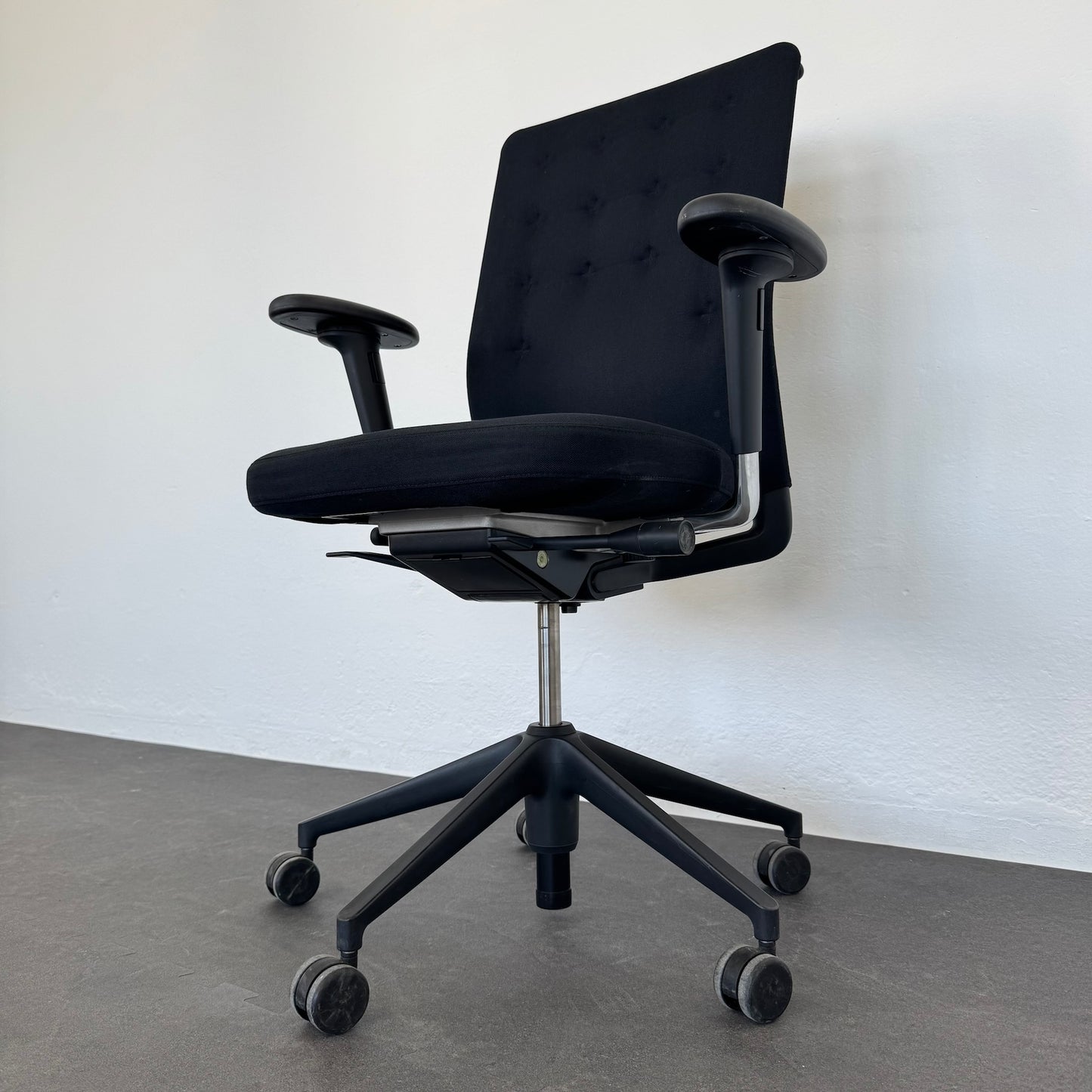 Vitra ID Trim Bürodrehstuhl Detailfoto Mechanik