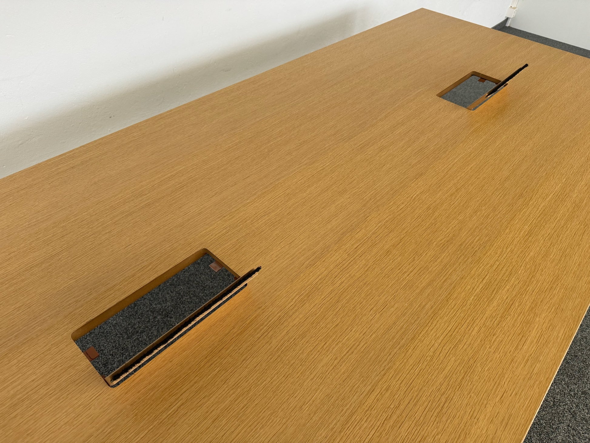 Lista Office Motion Sitzungstisch Detailfoto Kabelklappen