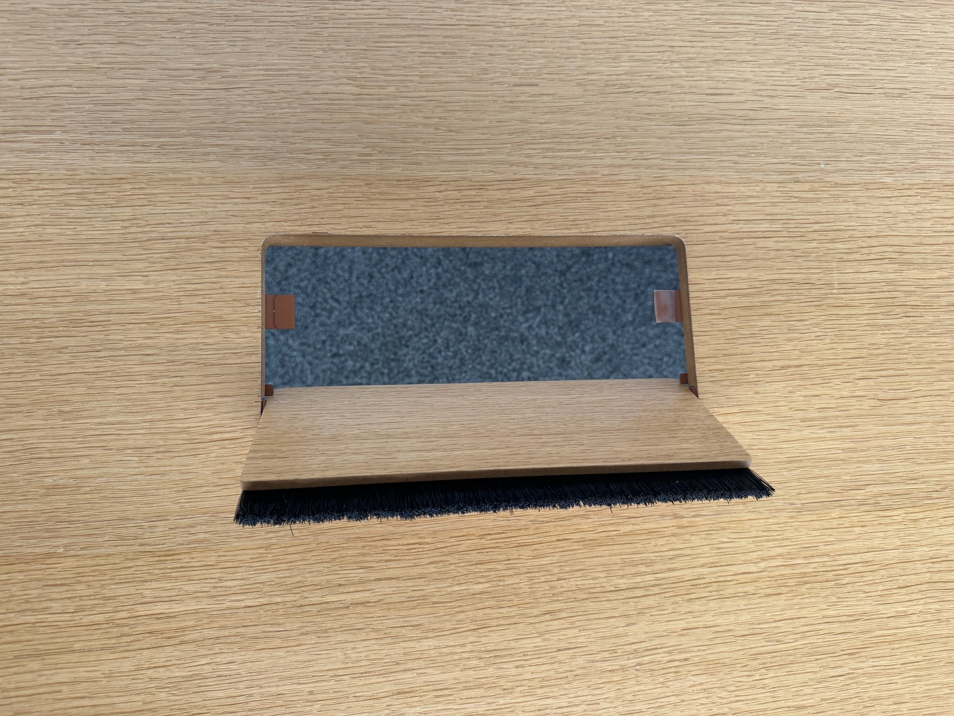 Lista Office Motion Sitzungstisch Detailfoto Kabelklappe offen