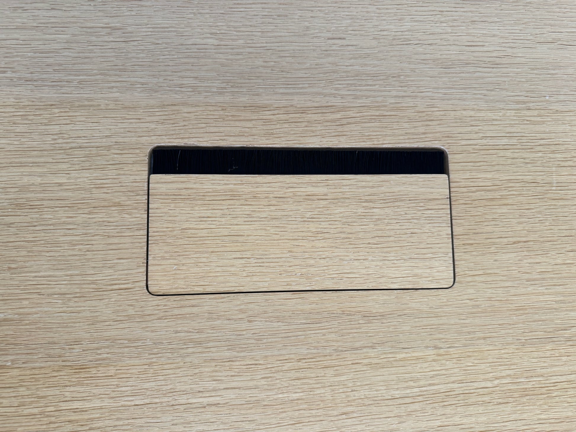 Lista Office Motion Sitzungstisch Detailfoto Kabelklappe geschlossen