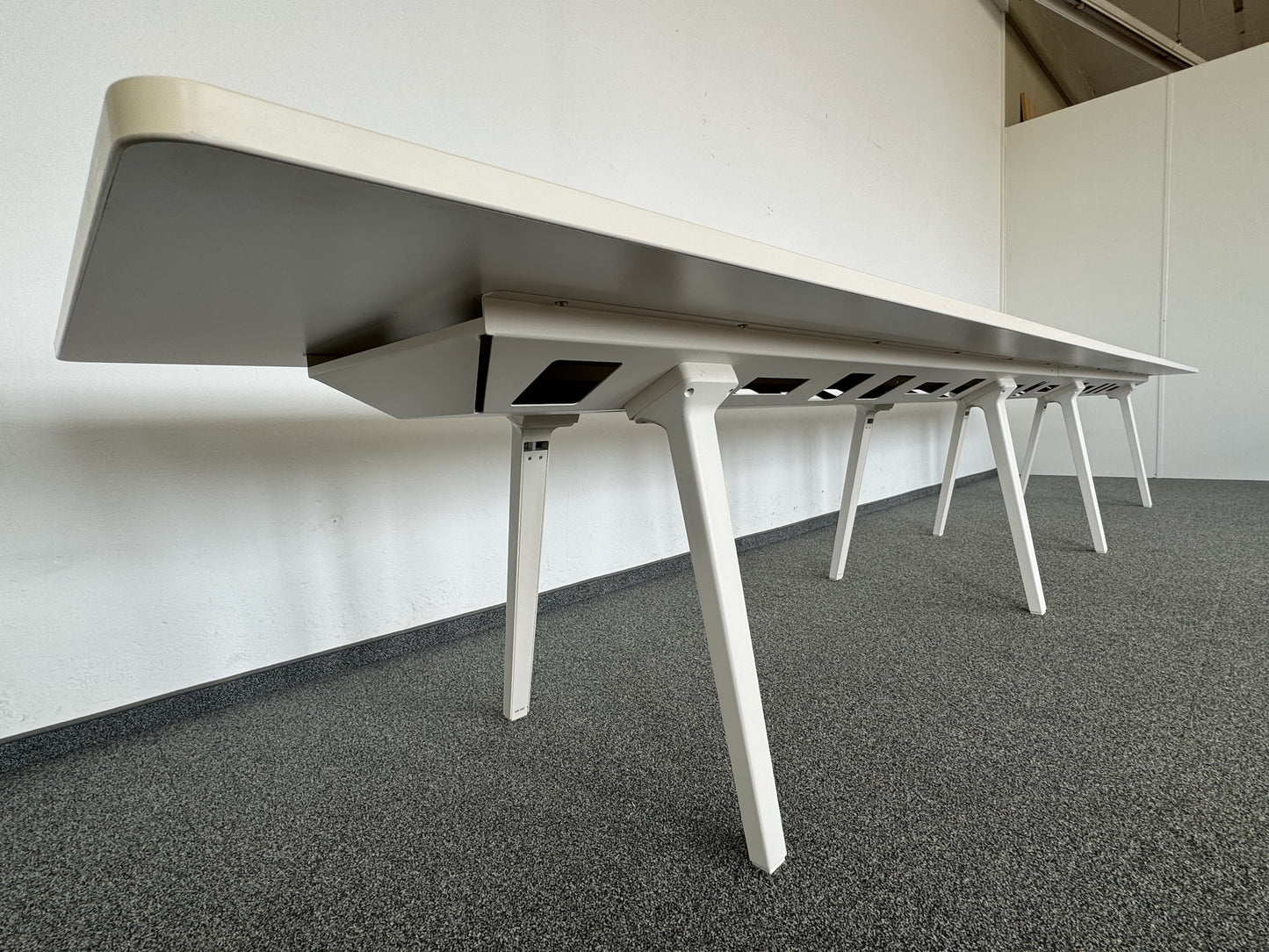 Vitra Joyn 2 Meet Sitzungstisch Detailfoto Gestell und Kabelkanal