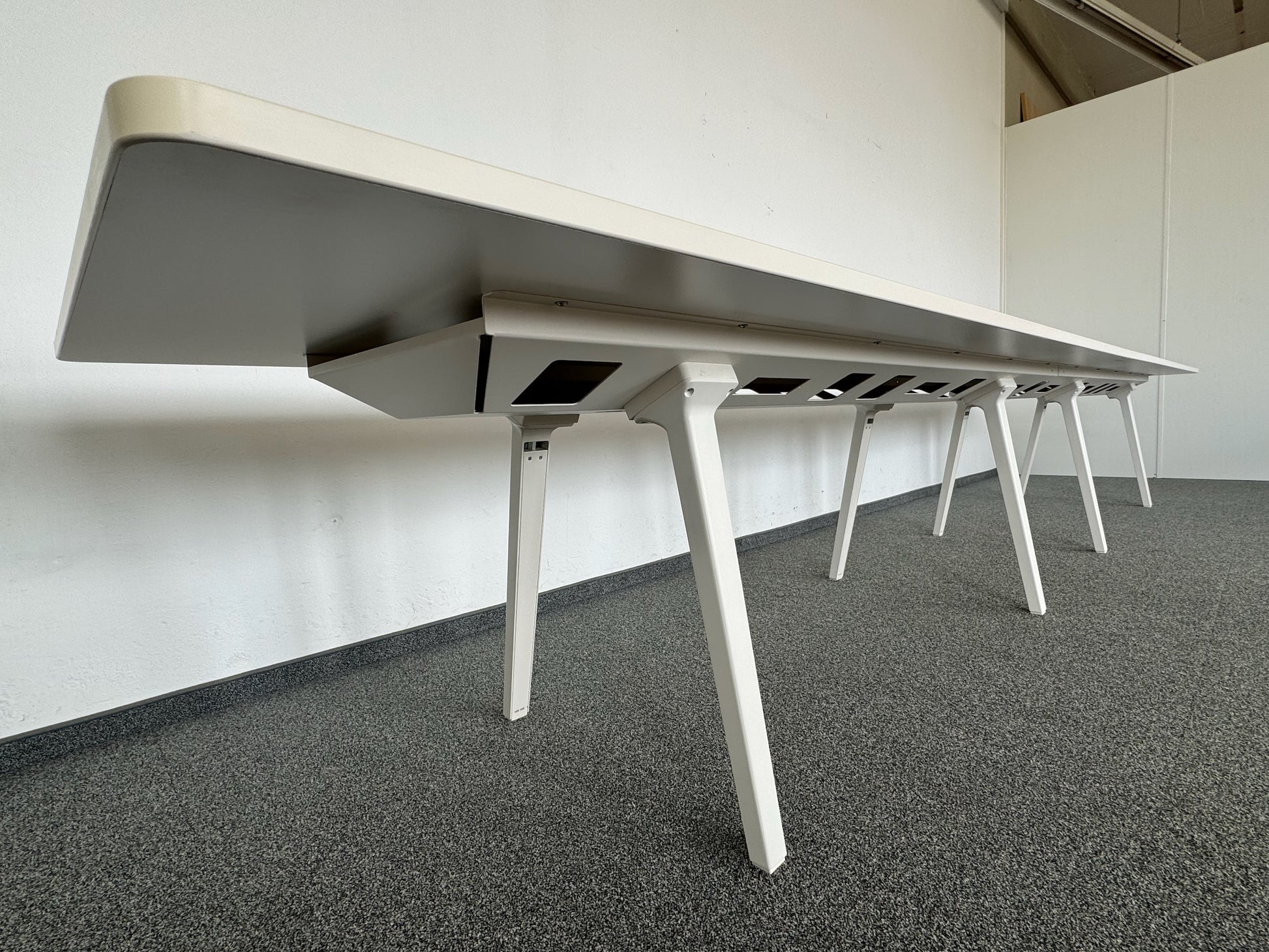 Vitra Joyn 2 Meet Sitzungstisch Detailfoto Gestell und Kabelkanal
