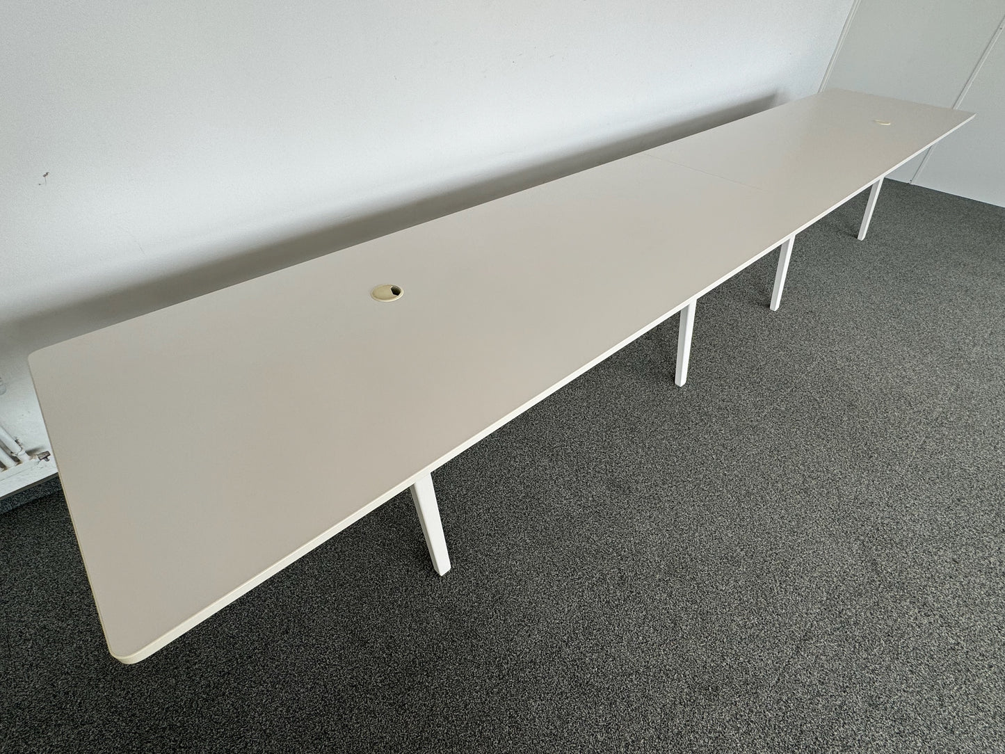 Vitra Joyn 2 Meet Sitzungstisch von rechts