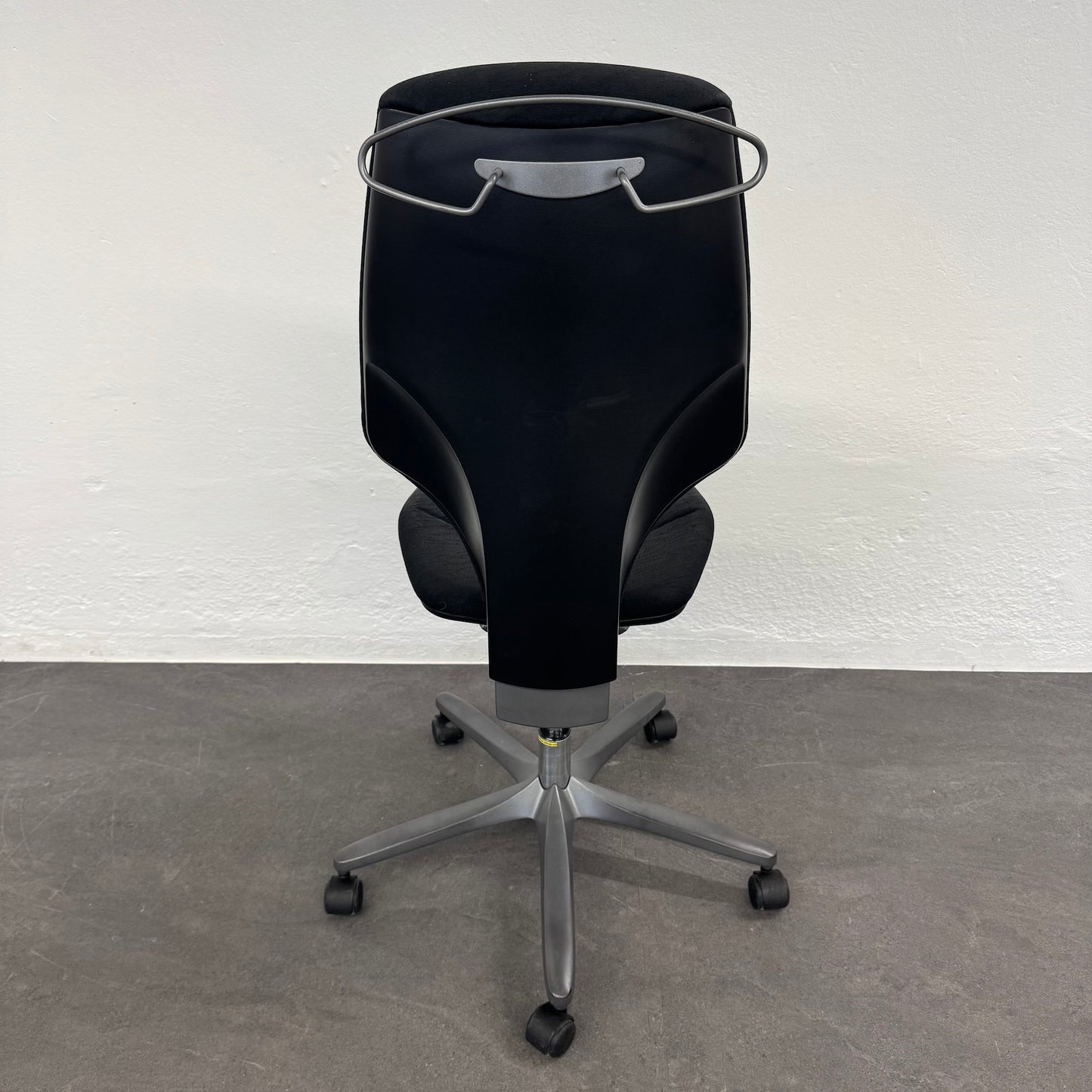 Giroflex G64 Bürodrehstuhl mit Kleiderbügel