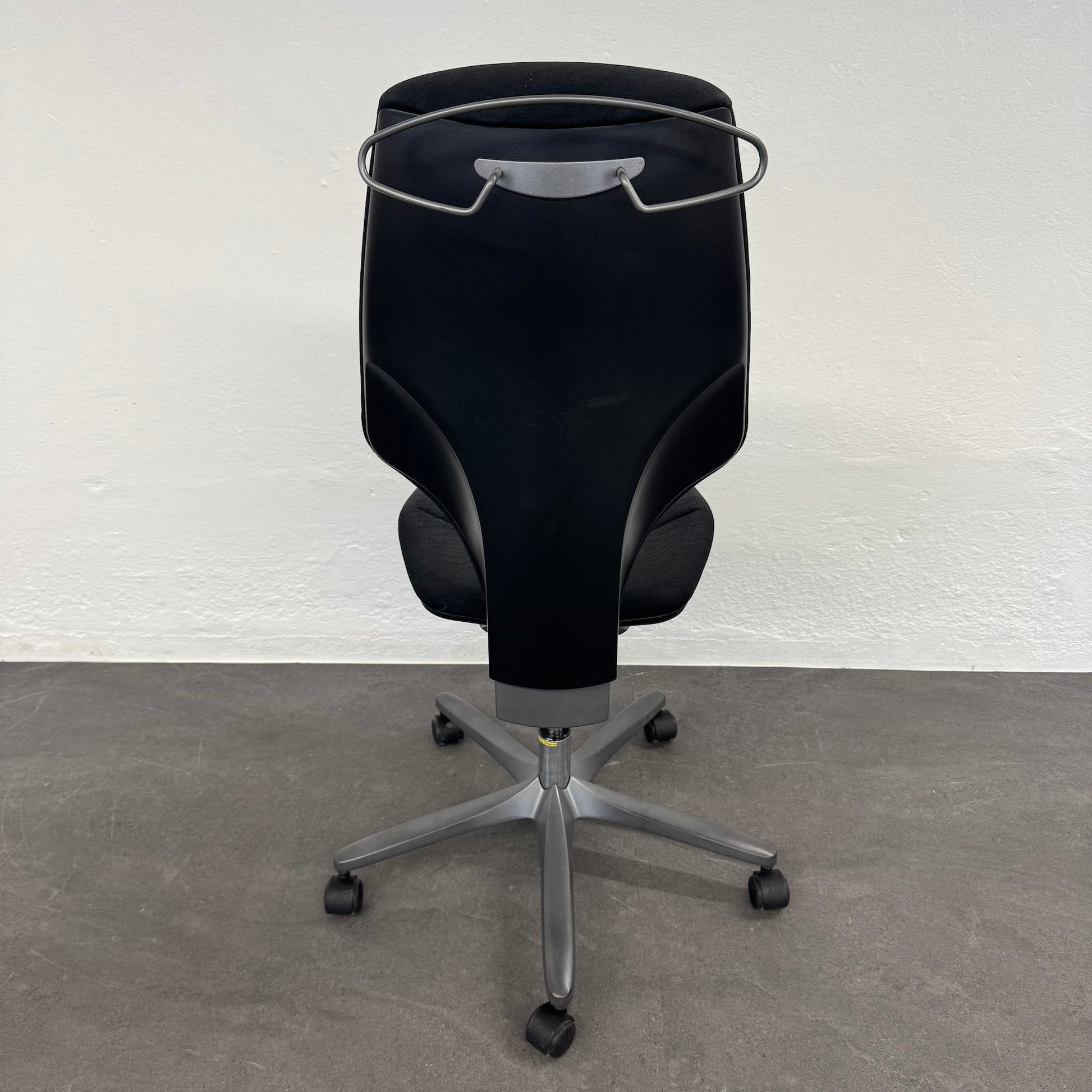 Giroflex G64 Bürodrehstuhl mit Kleiderbügel