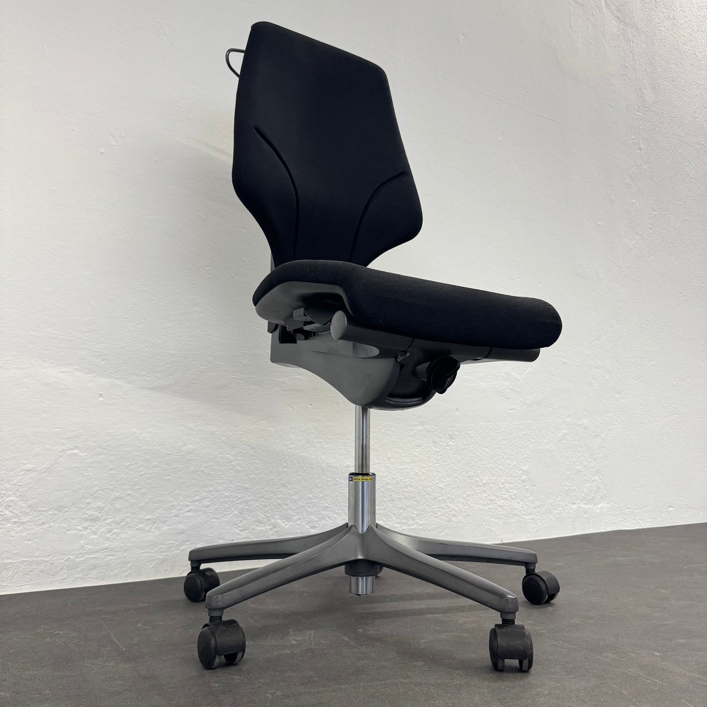 Giroflex G64 Bürodrehstuhl mit Synchronmechanik