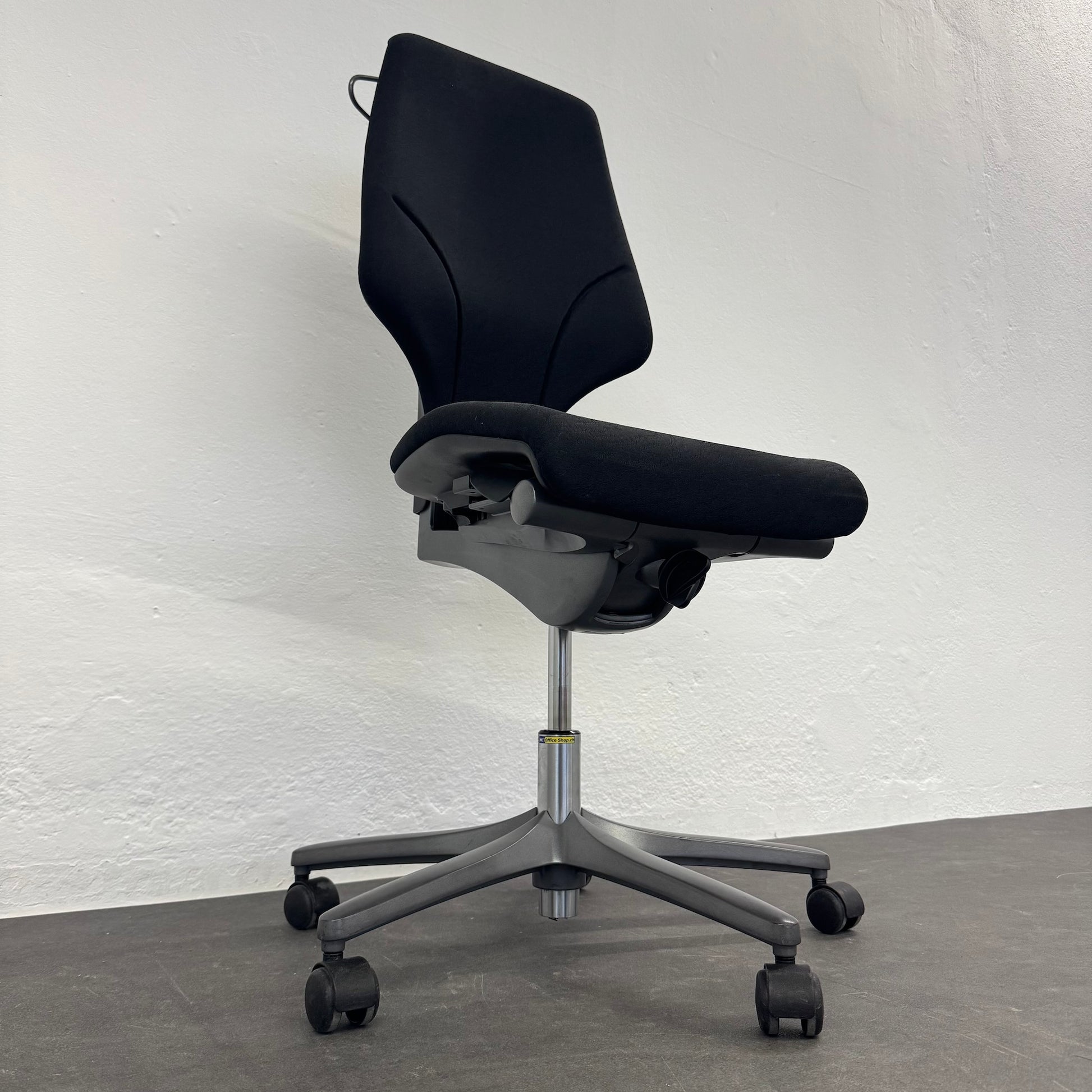 Giroflex G64 Bürodrehstuhl mit Synchronmechanik