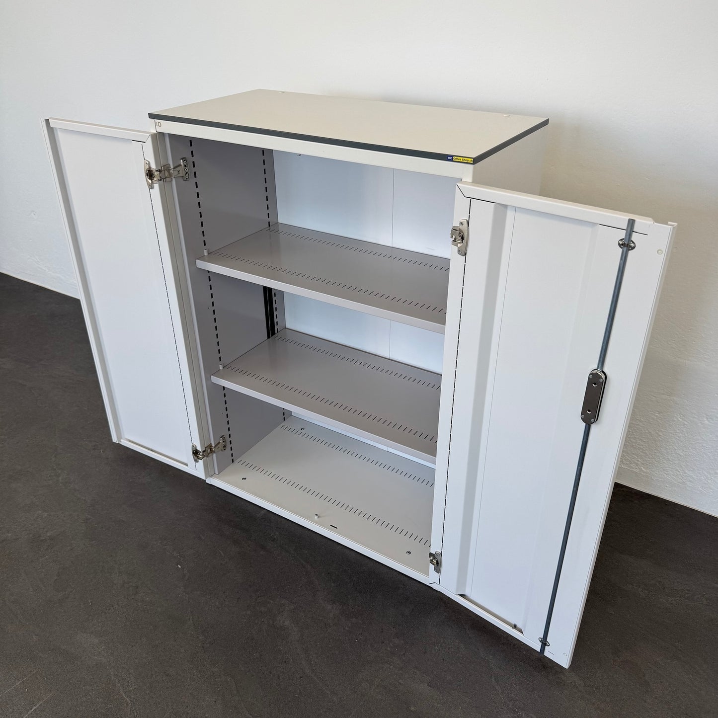Lista Office Storage Flügeltür-Aktenschrank mit 2 Fachböden